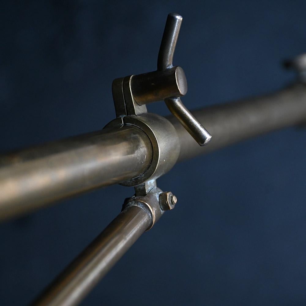 Grande applique en laiton en porte-à-faux du début du 20e siècle en vente 1
