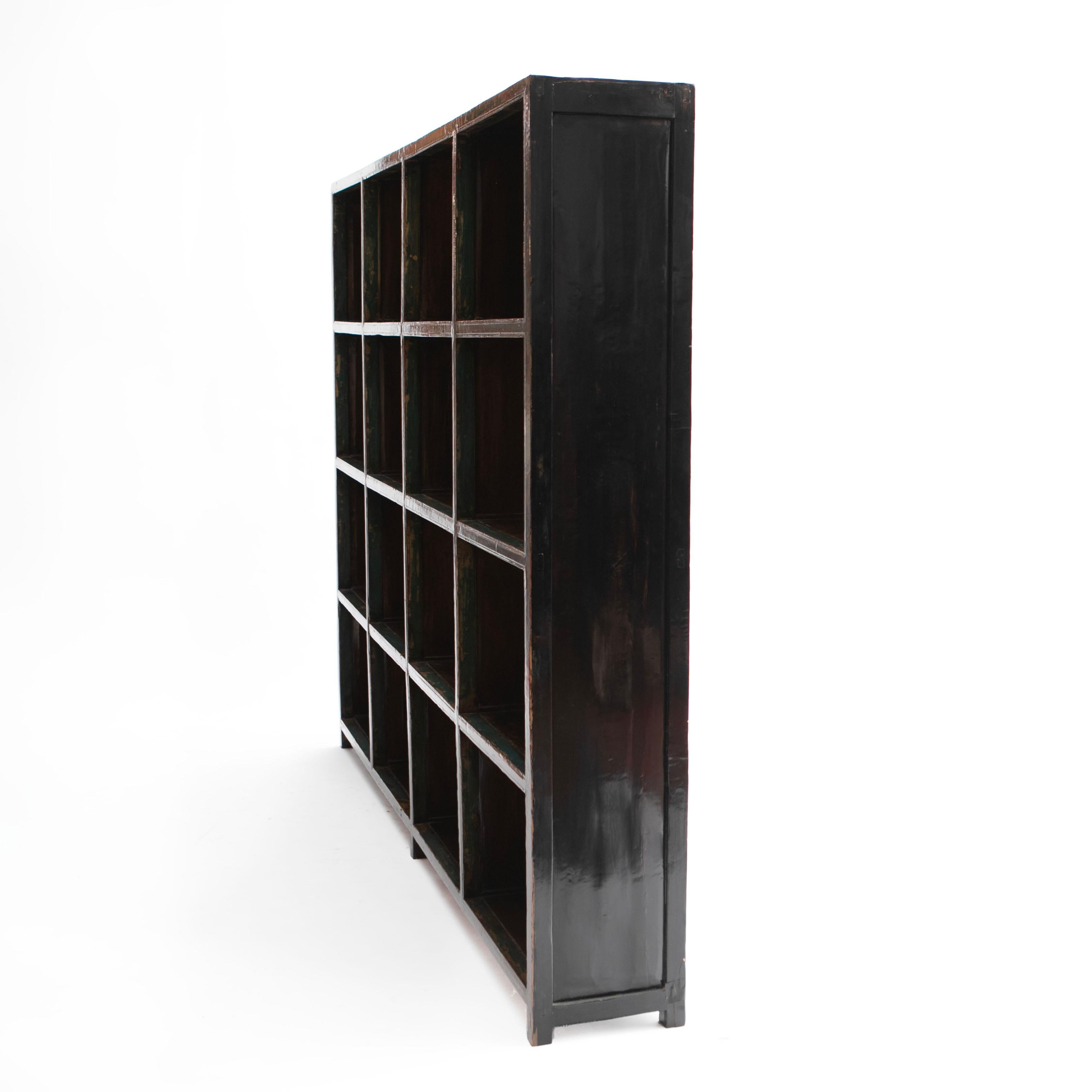 A large early 20th-century  Lacquered Elm Wood Bookcase  For Sale 2