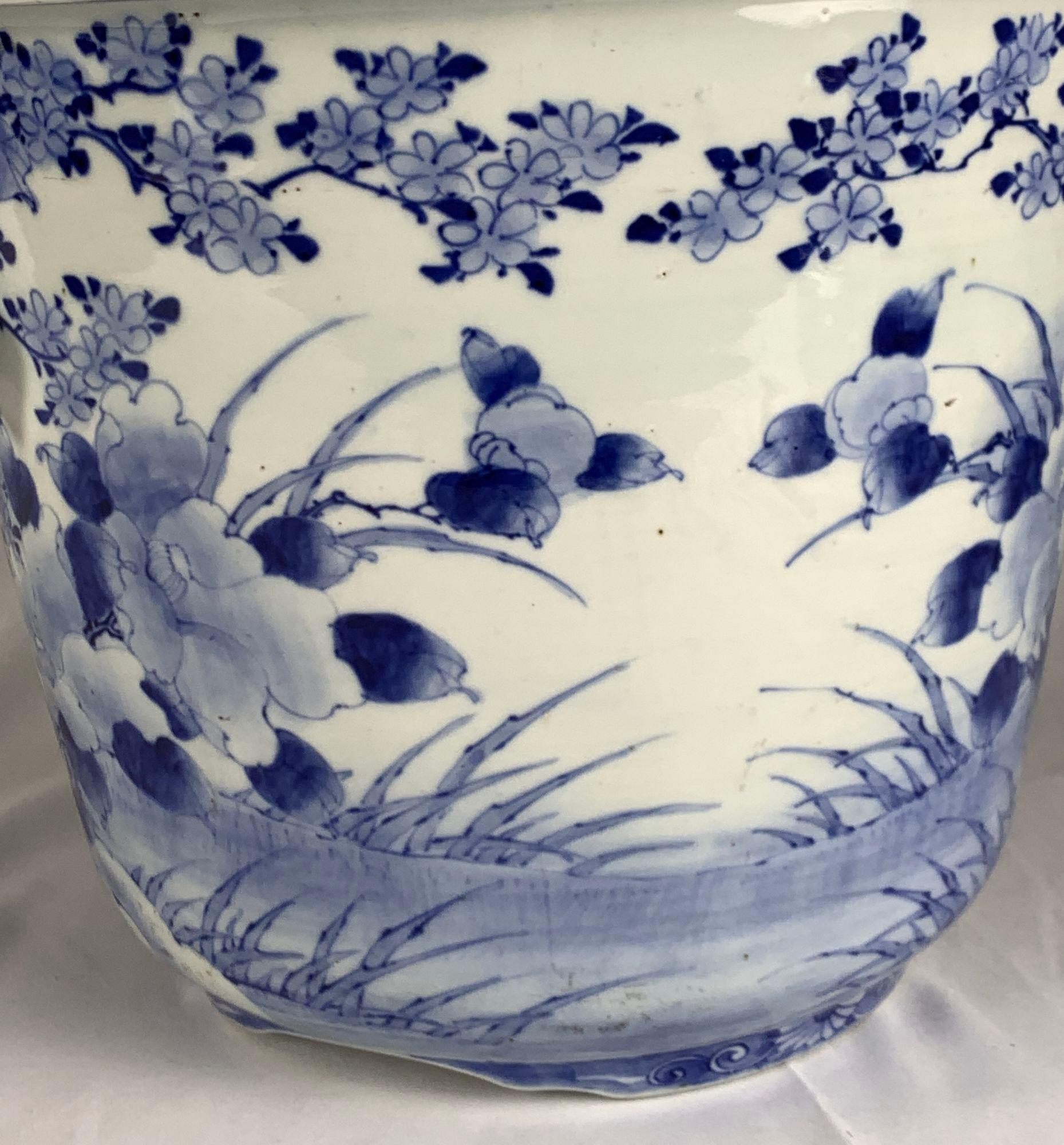 A Large Early 20th Century Japanese Porcelain Jardiniere For Sale 3