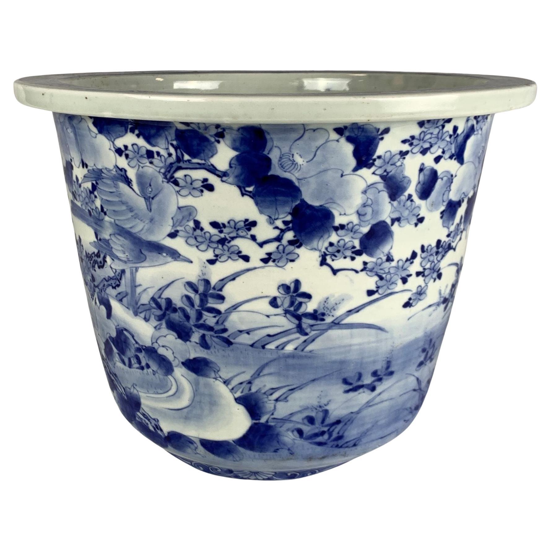 Grande jardinière bleue et blanche en porcelaine japonaise peinte à la main