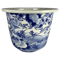 Grande jardinière bleue et blanche en porcelaine japonaise peinte à la main