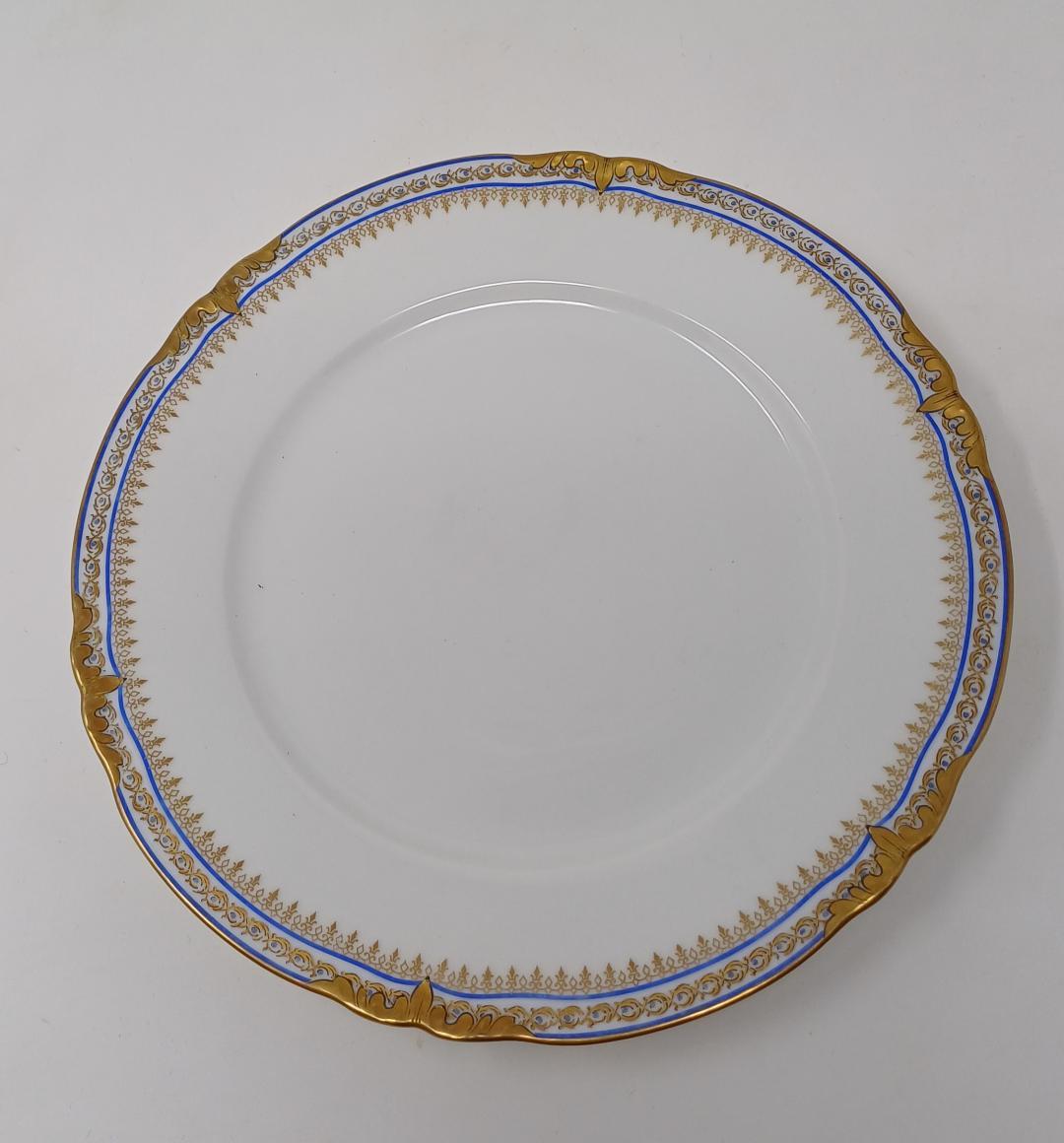 Early 20th century Limoges porcelain very large dinner service by Balleroy Freres (1912-1937, Balleroy Freres won a Silver medal at the 1925 Paris Exposition).
)The service concists of: 
58 Dinner Plates (diameter 25 cm)
22 Soup Plates  (diameter 25