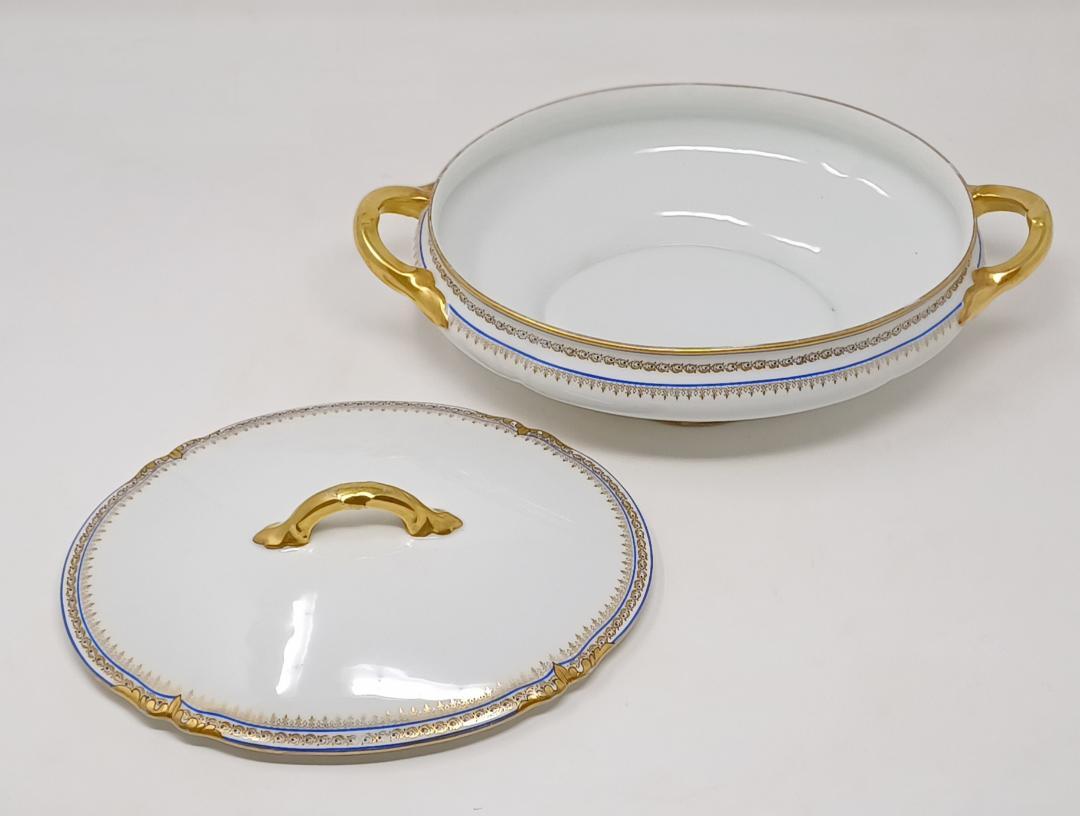 A large early 20th century Limoges dinner service In Good Condition In Brussel, BE