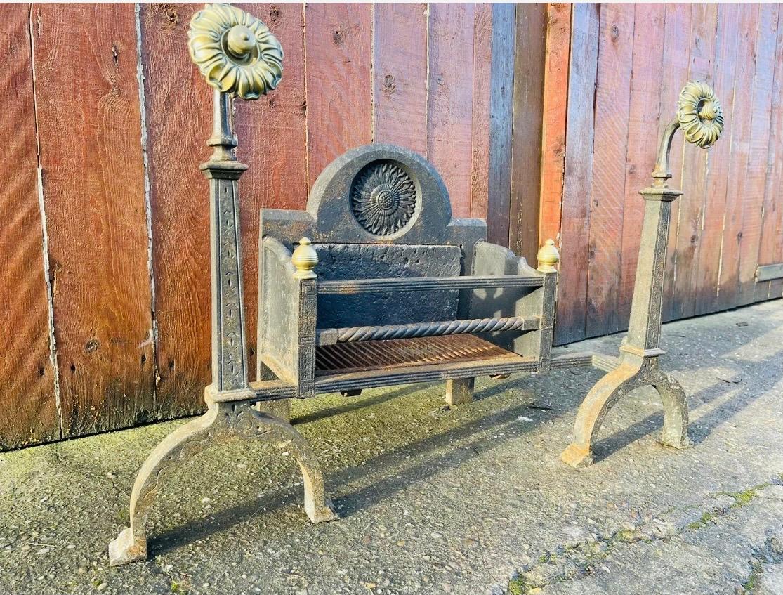 Gran cesta escocesa antigua Arts & Crafts para rejilla de chimenea Artes y manualidades en venta