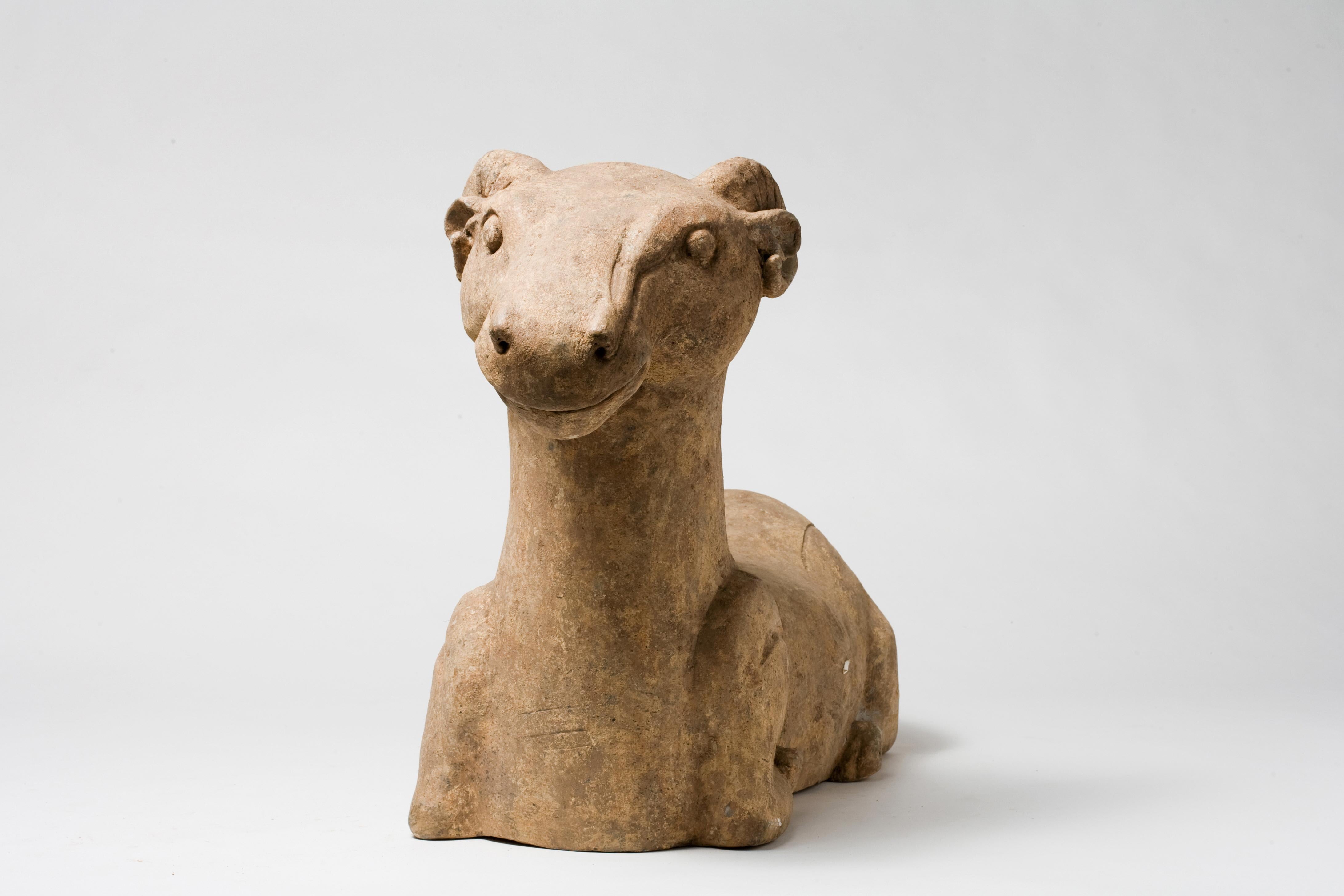 Non smaltato Una grande capra di terracotta della dinastia Han (206 a.C. - 220 d.C.) in vendita