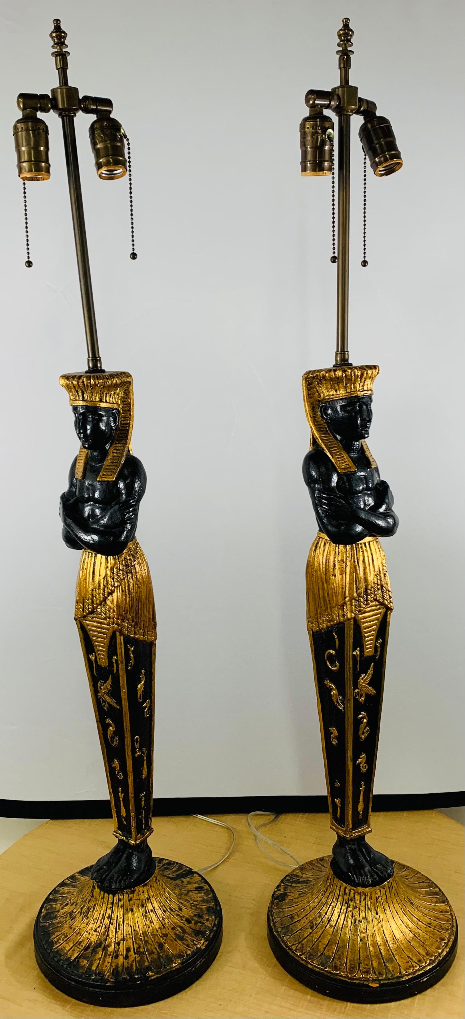 Égyptien Paire de grandes lampes de bureau Pharaon en ébène et dorure, une paire en vente
