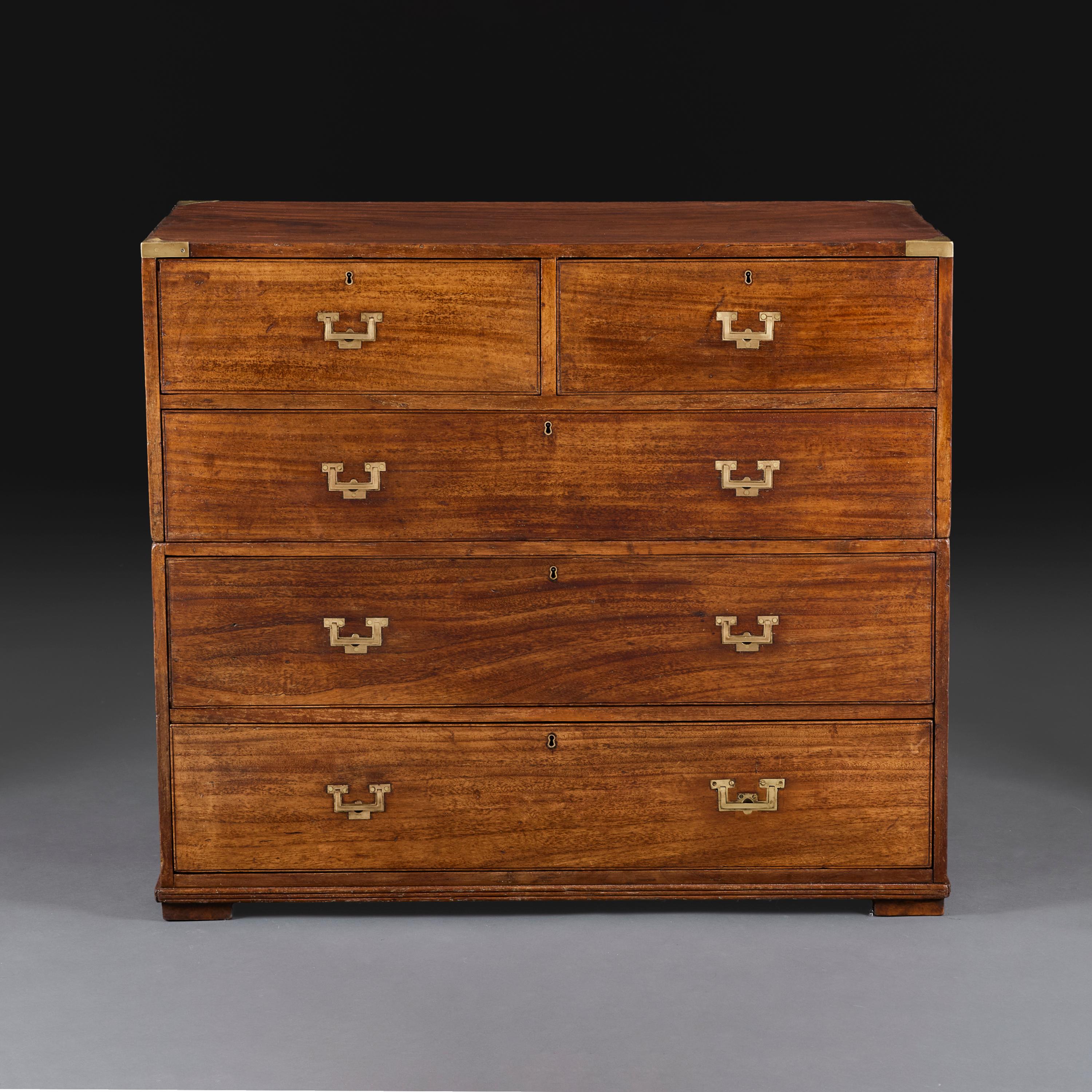 Inghilterra, circa 1910

Cassettone in legno di canfora dei primi del Novecento in due parti, con maniglie in ottone ai lati, apertura frontale con tre cassetti lunghi e due cassetti corti, con maniglie originali in ottone svasate. 

Altezza   
