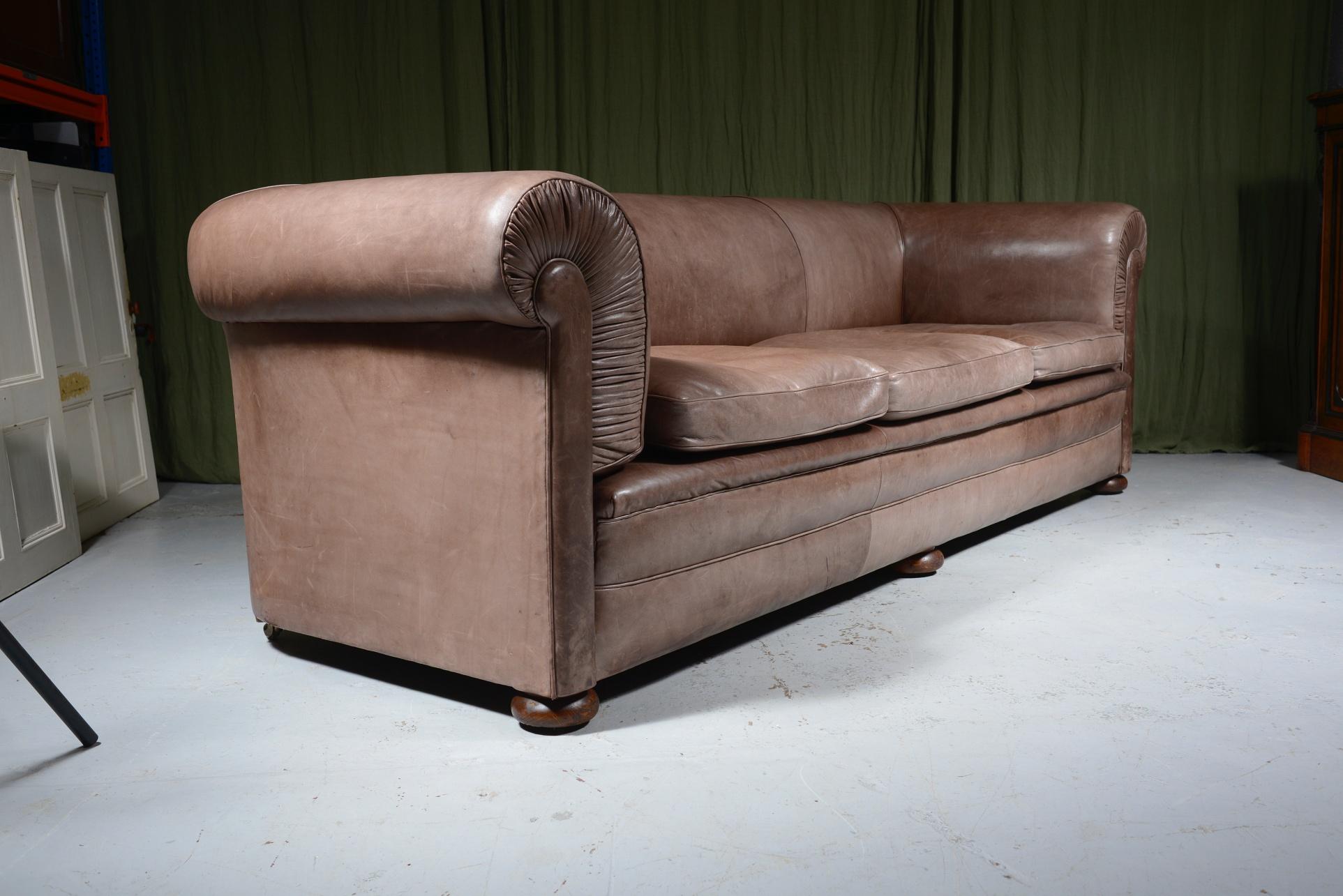 Large Edwardian Light Brown Leather Three Seater Chesterfield Sofa In Good Condition In Sherborne, GB