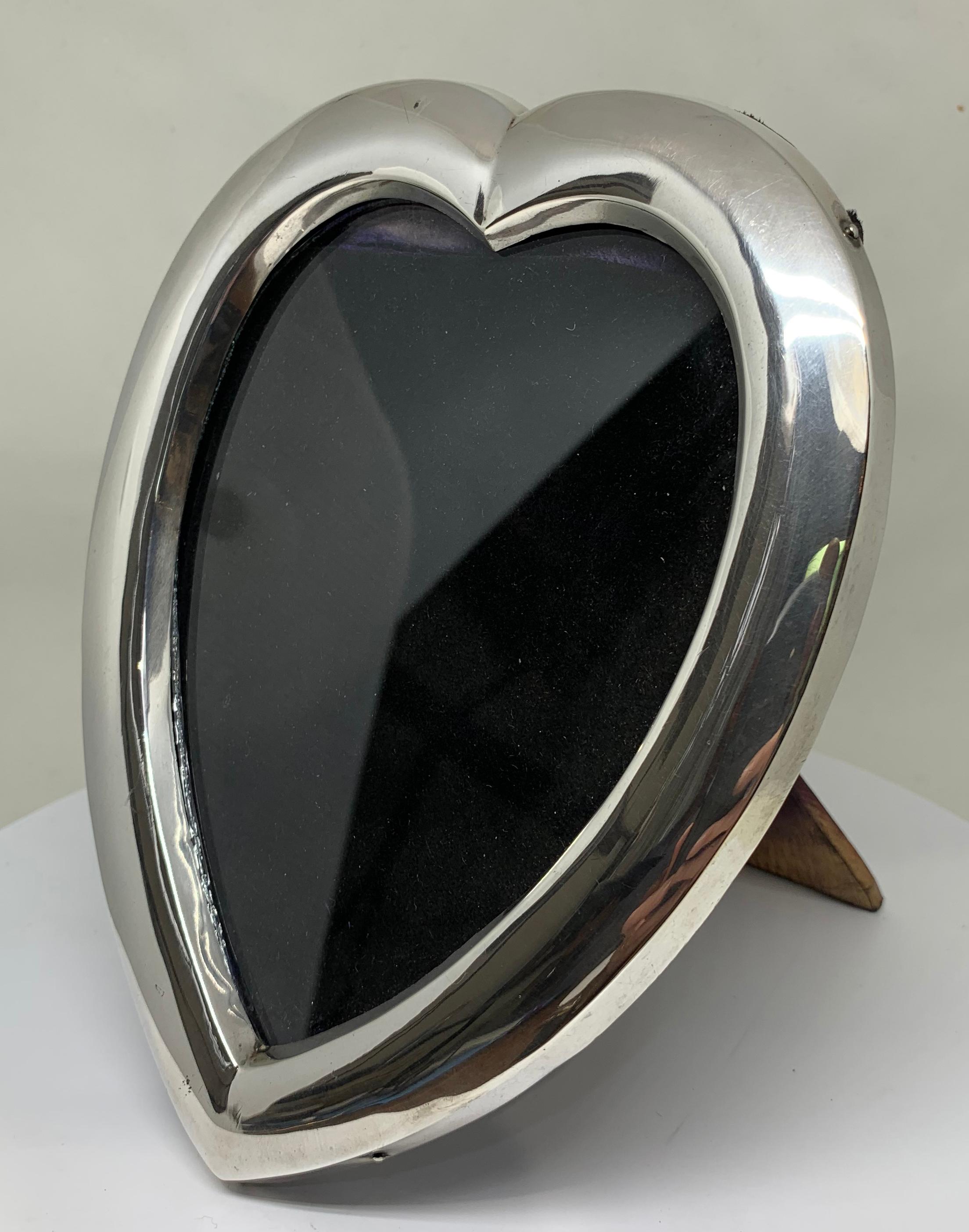 Large Edwardian Sterling Silver Heart Shaped Photograph Frame In Good Condition For Sale In London, GB