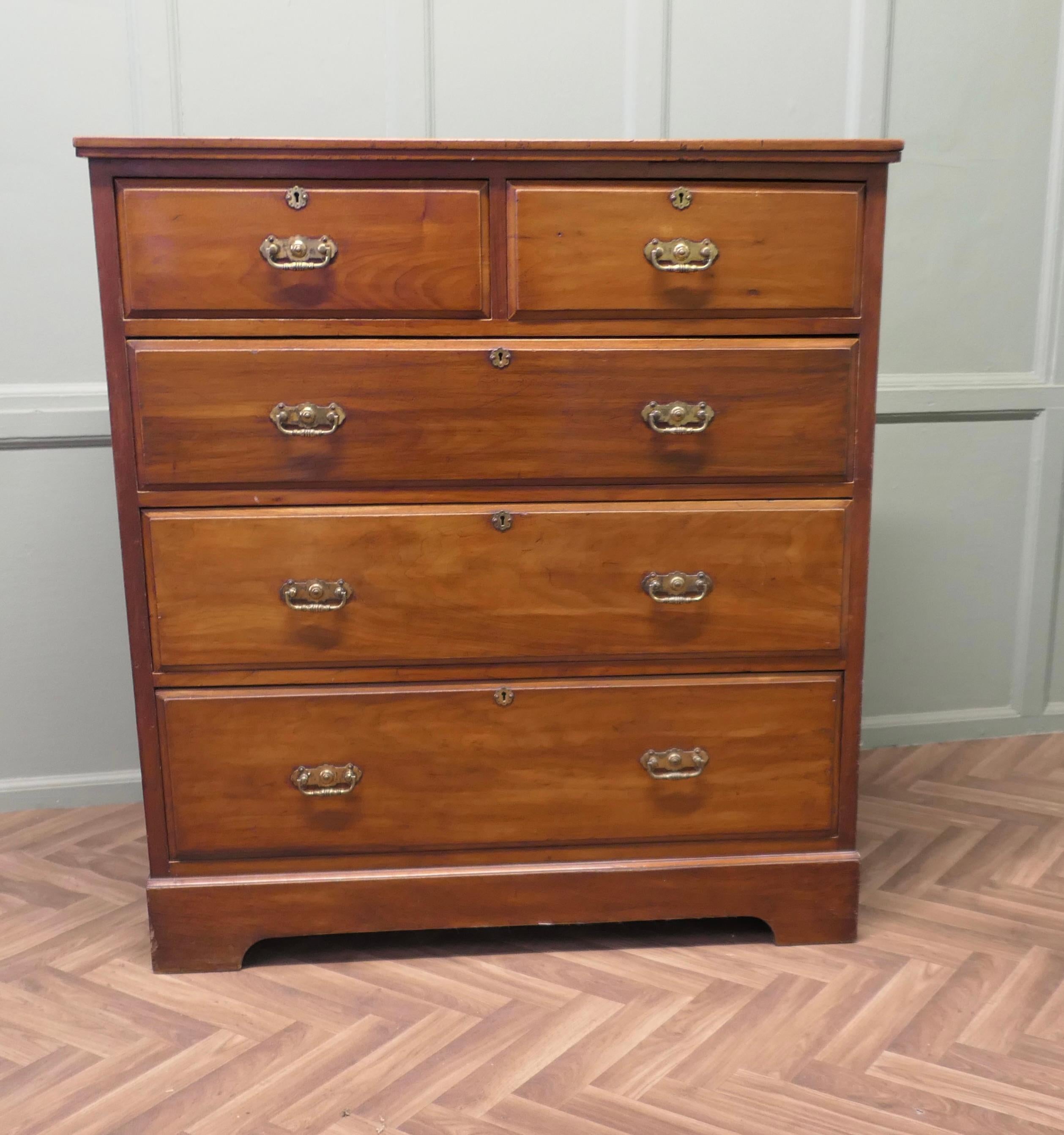 Grande commode en noyer de l'époque édouardienne

Cette très belle commode comporte deux tiroirs courts dans la partie supérieure et trois tiroirs longs gradués dans la partie inférieure. Il s'agit d'une commode lourde, qui repose sur un socle