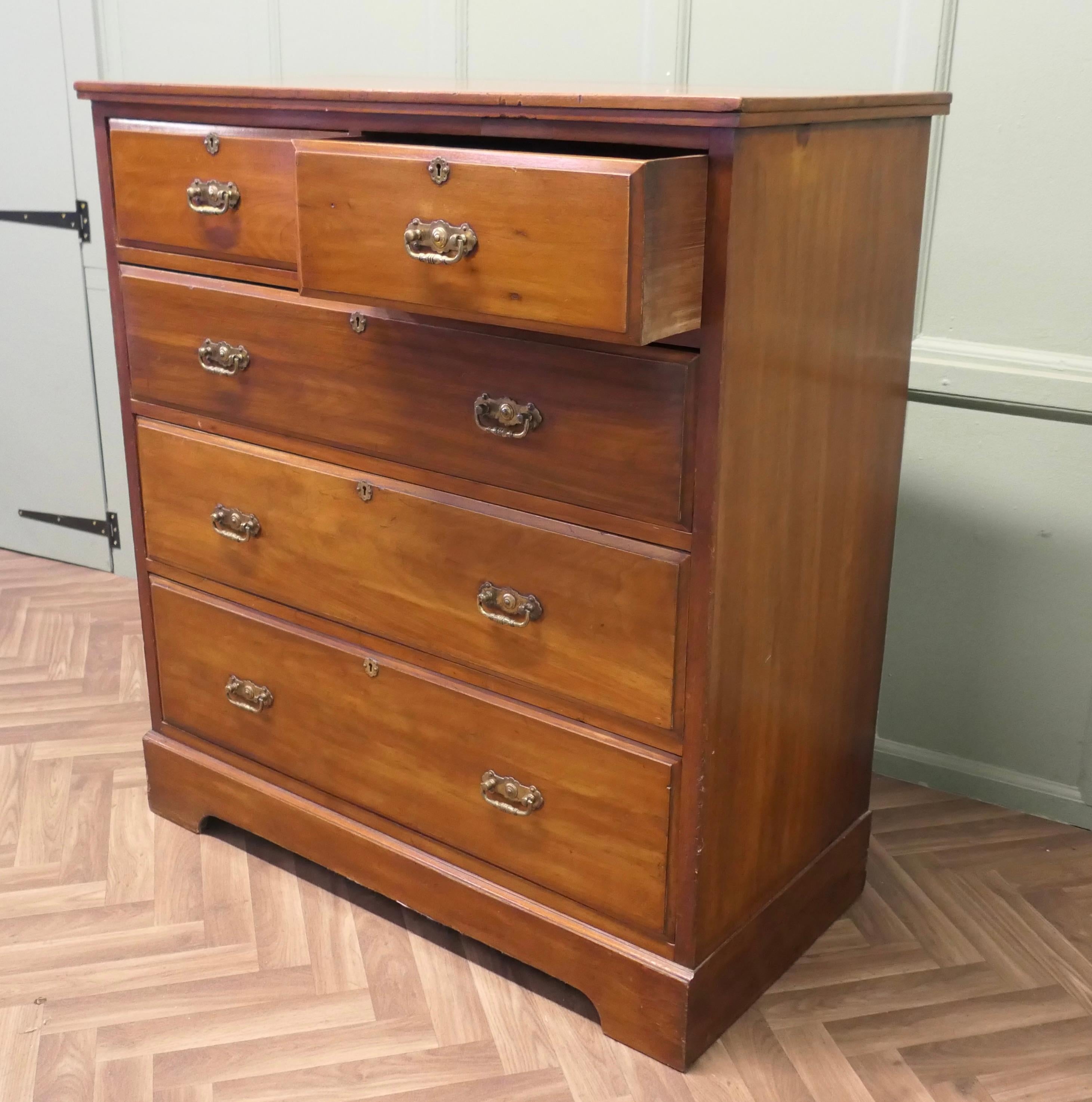 Édouardien Grande commode en noyer de l'époque édouardienne en vente