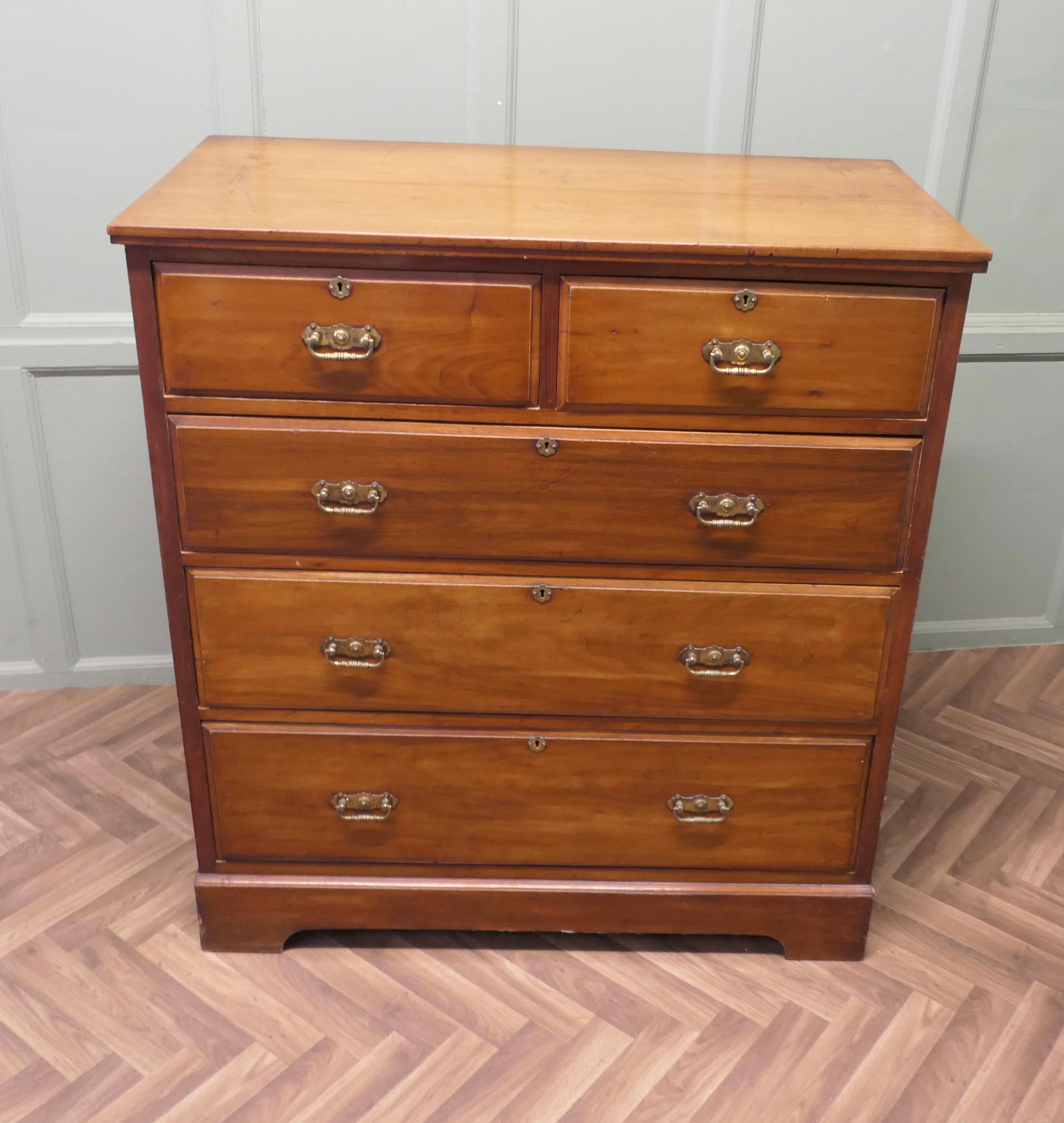 Grande commode en noyer de l'époque édouardienne Bon état - En vente à Godshill, Isle of Wight