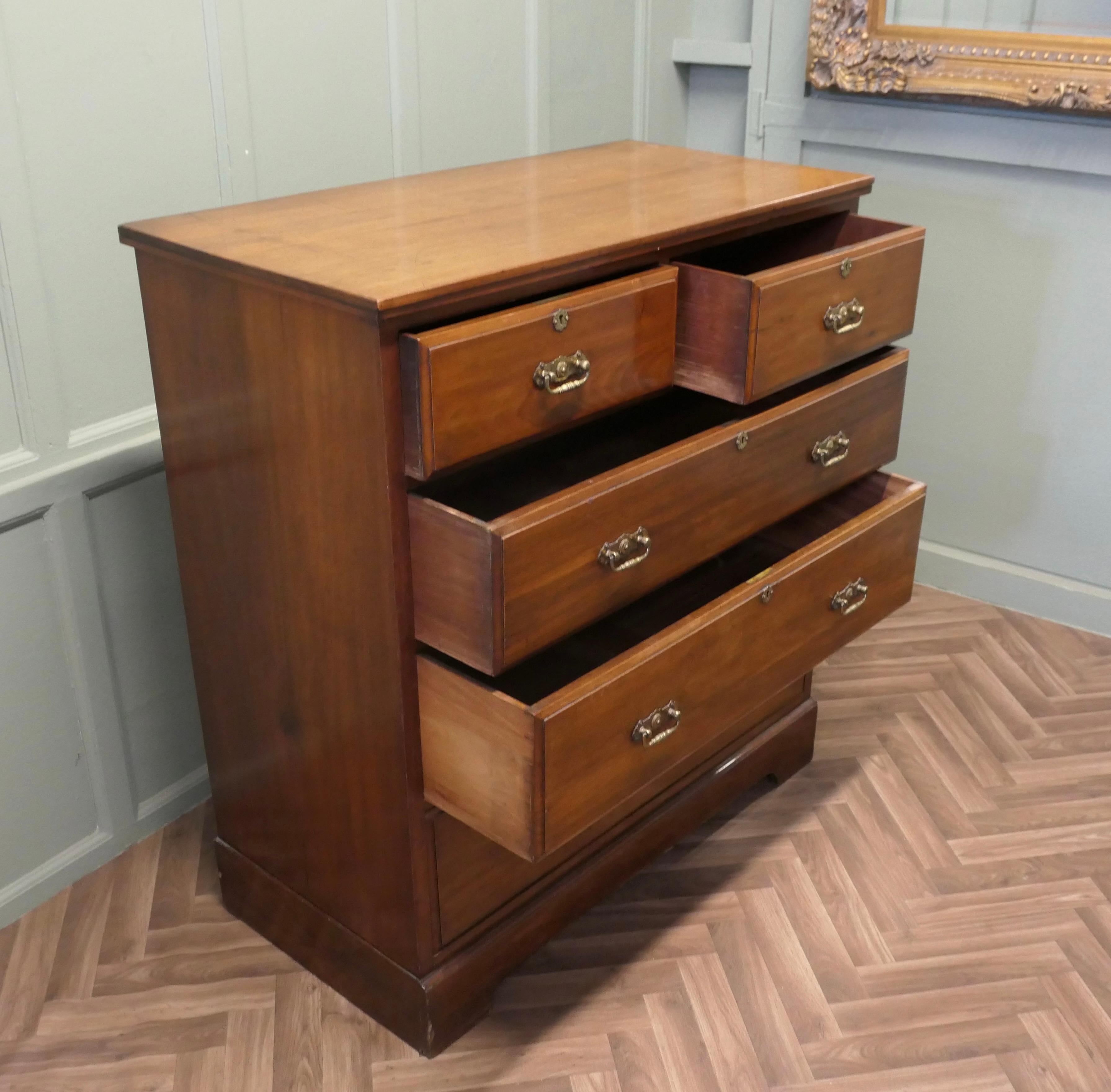 Début du 20ème siècle Grande commode en noyer de l'époque édouardienne en vente