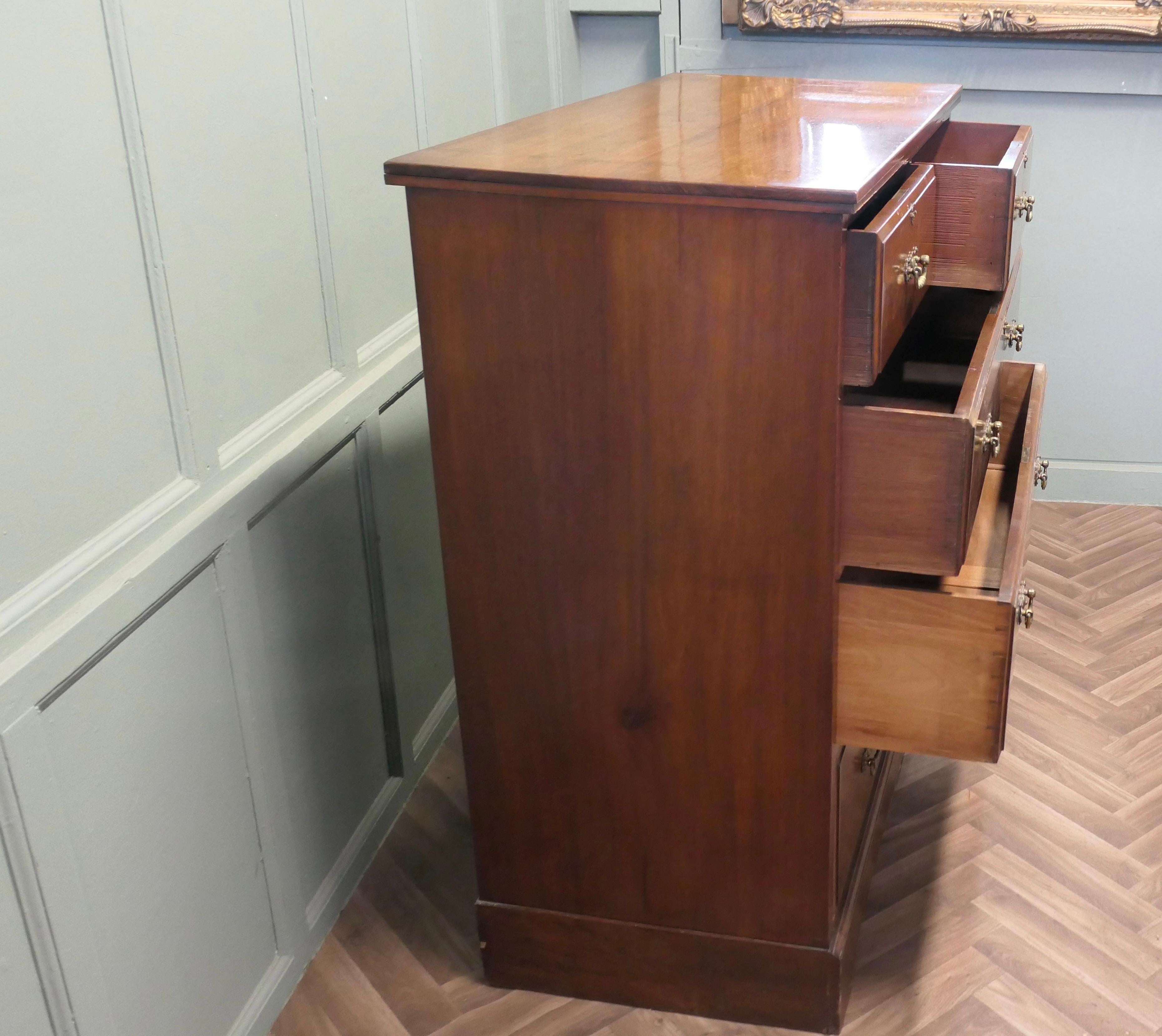 Noyer Grande commode en noyer de l'époque édouardienne en vente