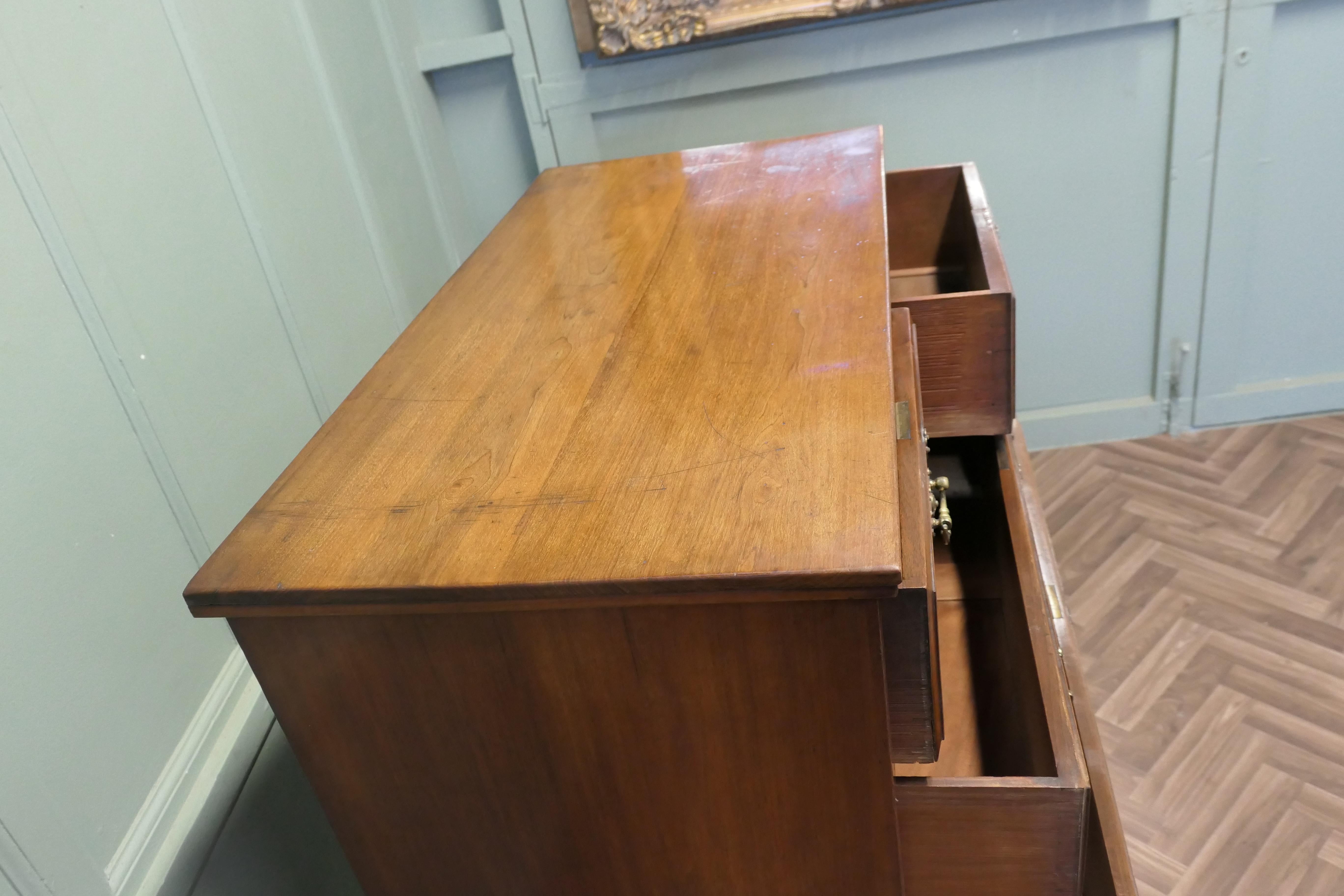Grande commode en noyer de l'époque édouardienne en vente 1