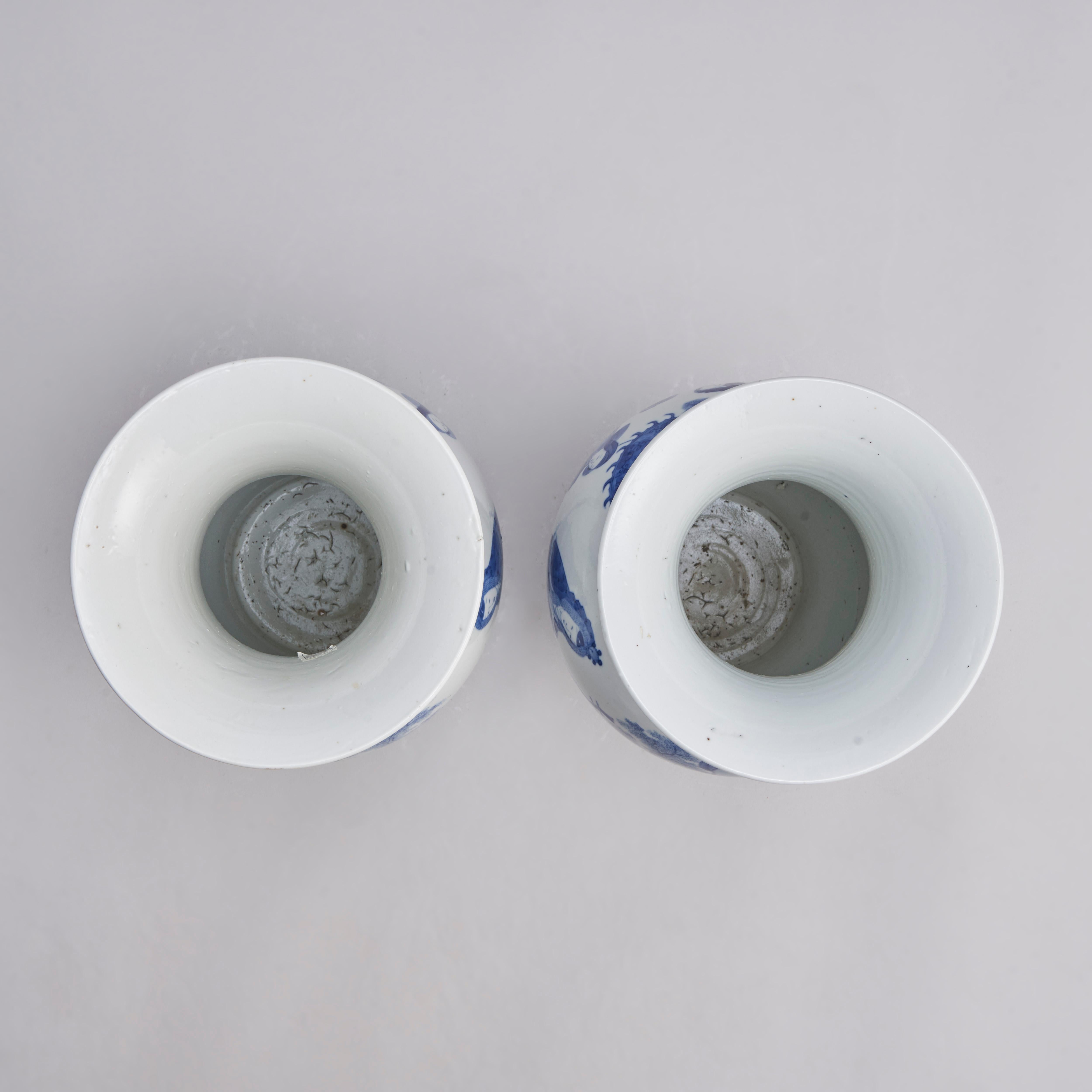 A large, elegant pair of Chinese Blue and White vases In Good Condition For Sale In London, GB