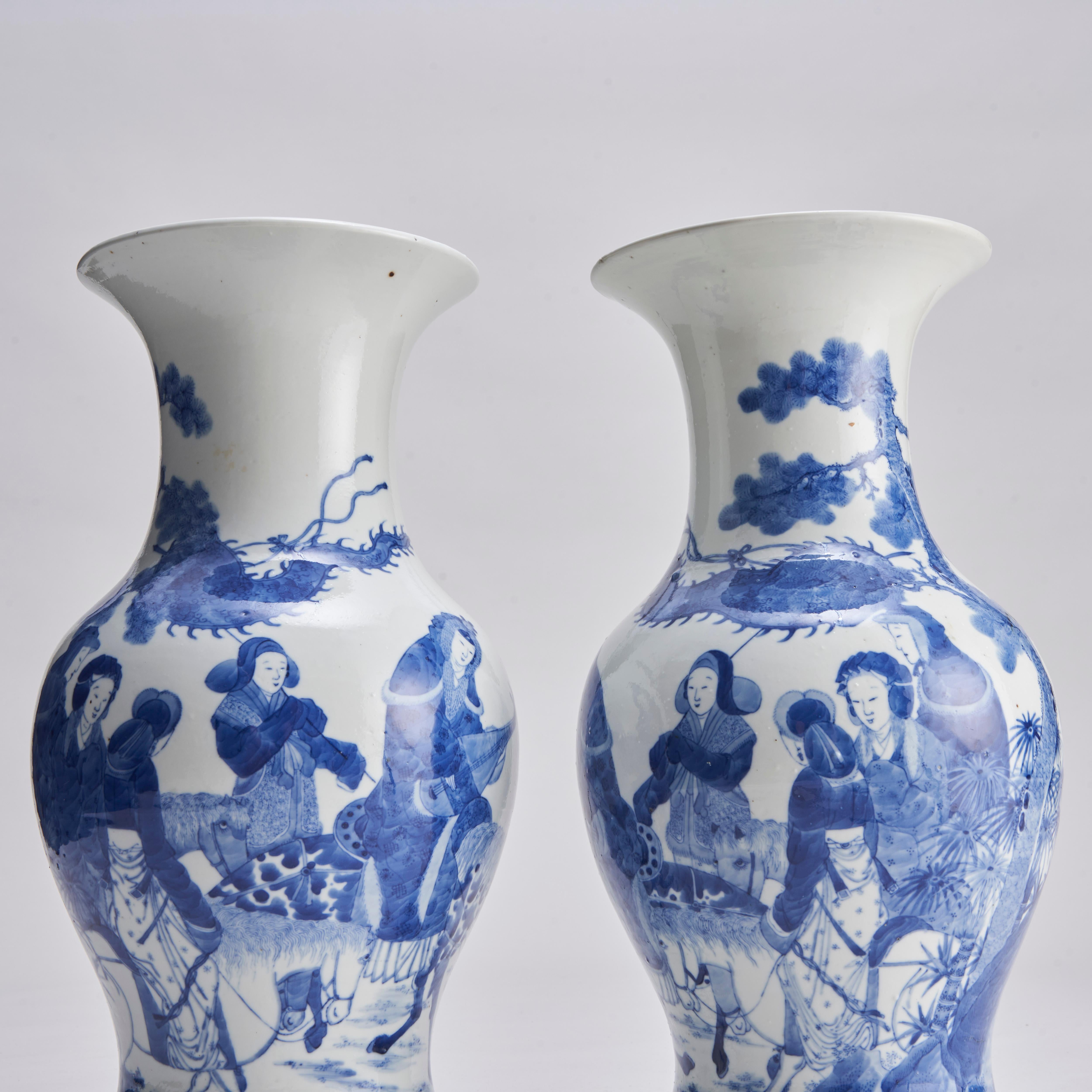 A large, elegant pair of Chinese Blue and White vases For Sale 1
