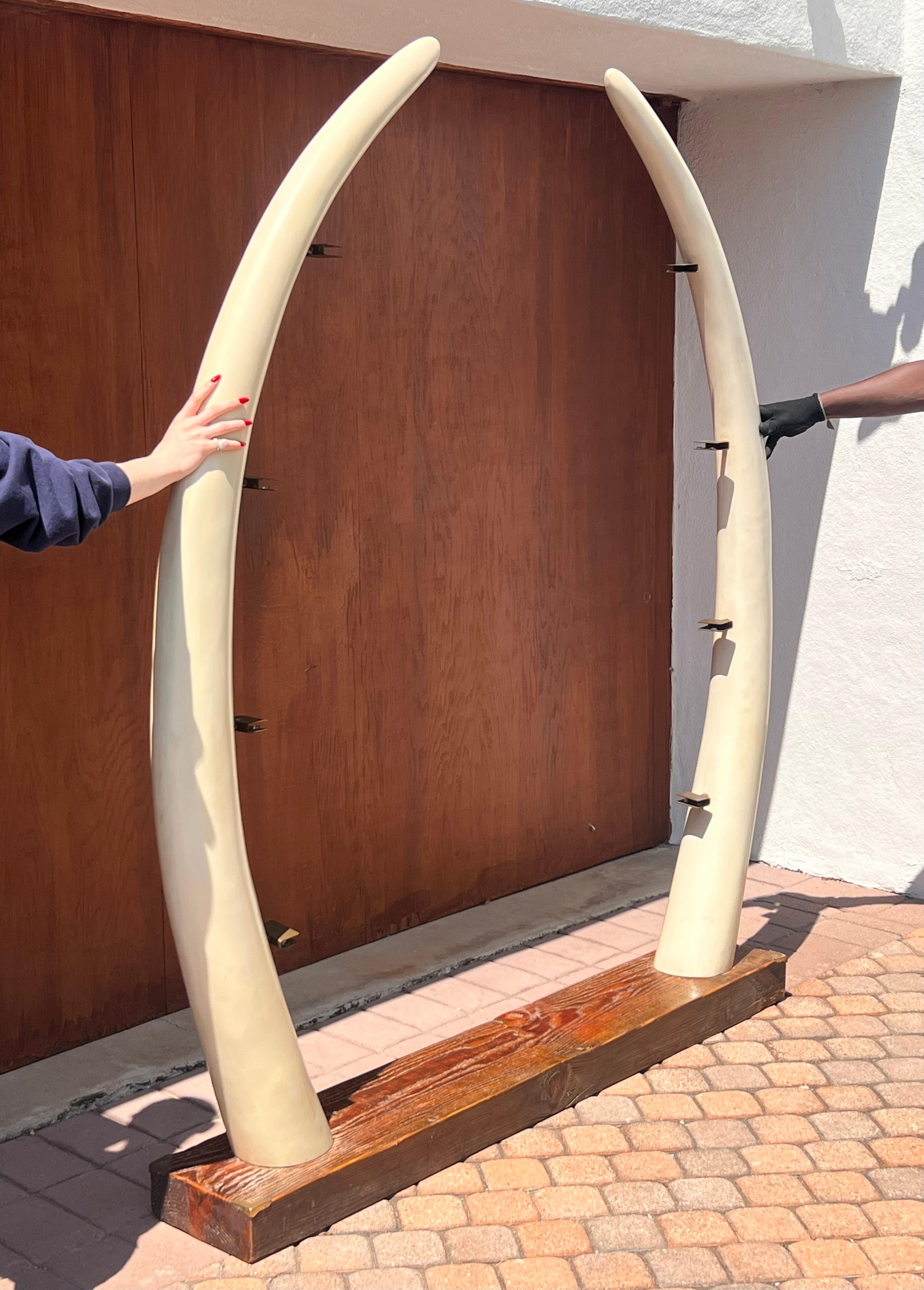 A large “éléphant tusk” étagère, circa 1960 6