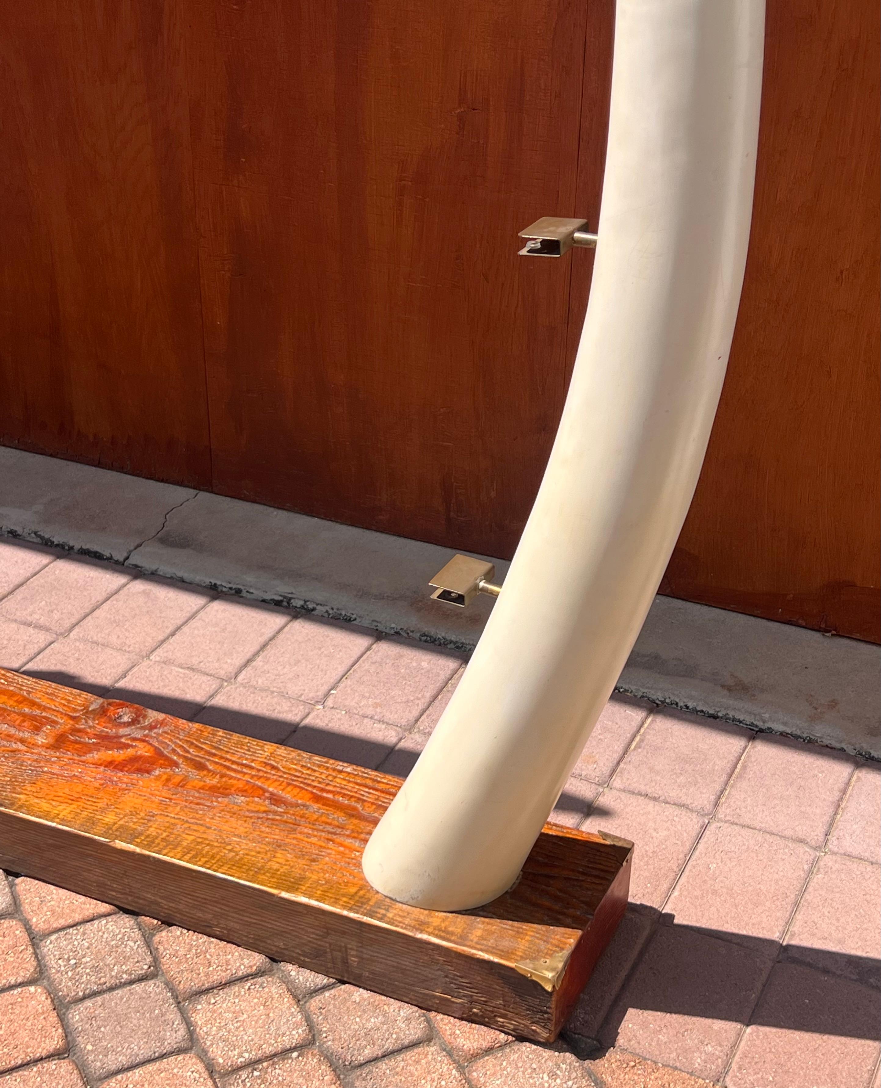 A large “éléphant tusk” étagère, circa 1960 7