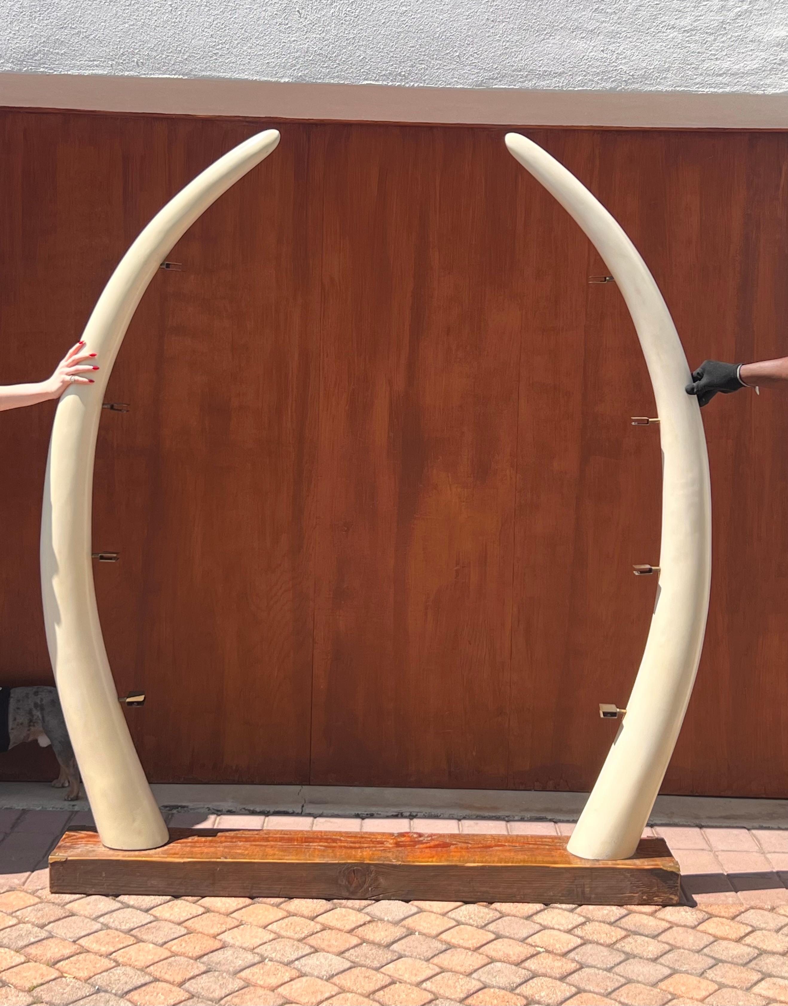 A large “éléphant tusk” étagère, circa 1960 9