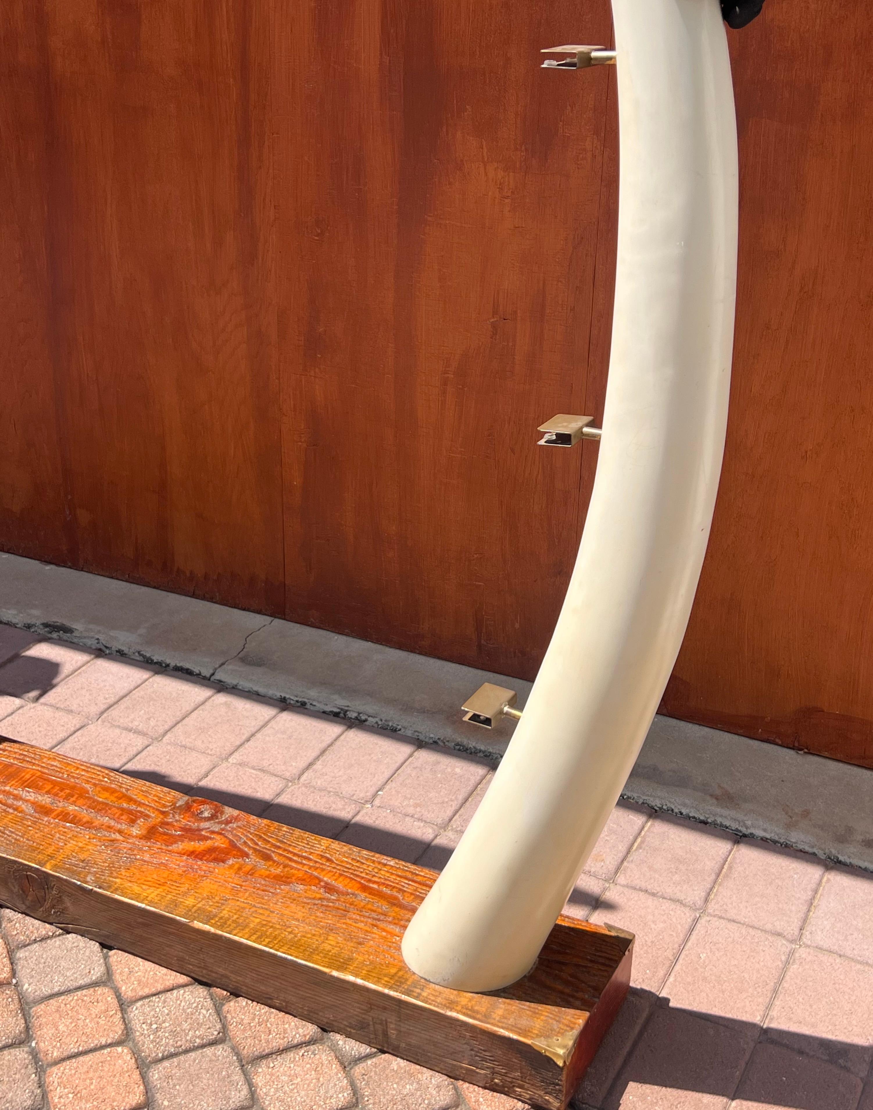 A large “éléphant tusk” étagère, circa 1960 10