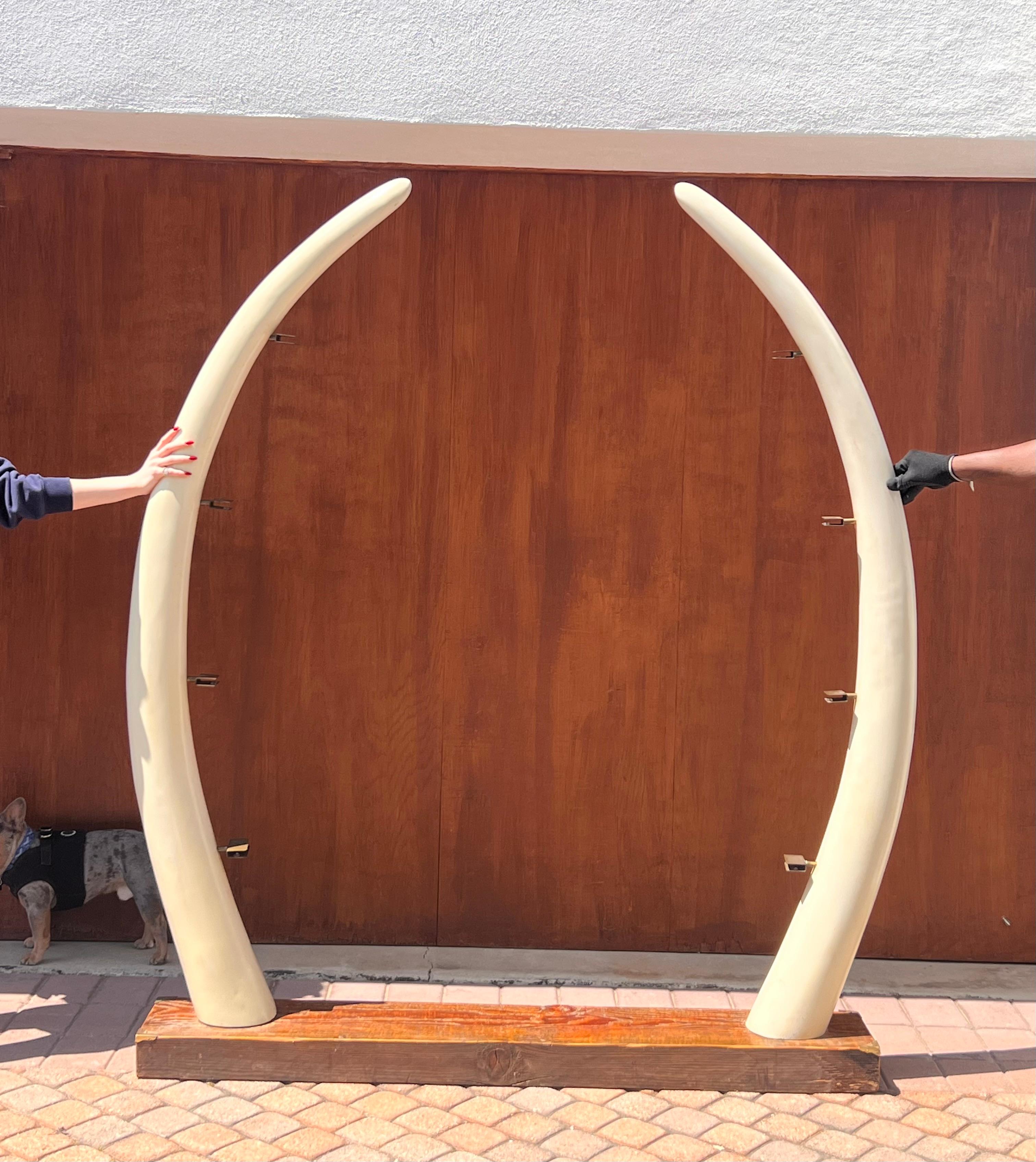 A large “éléphant tusk” étagère, circa 1960 12