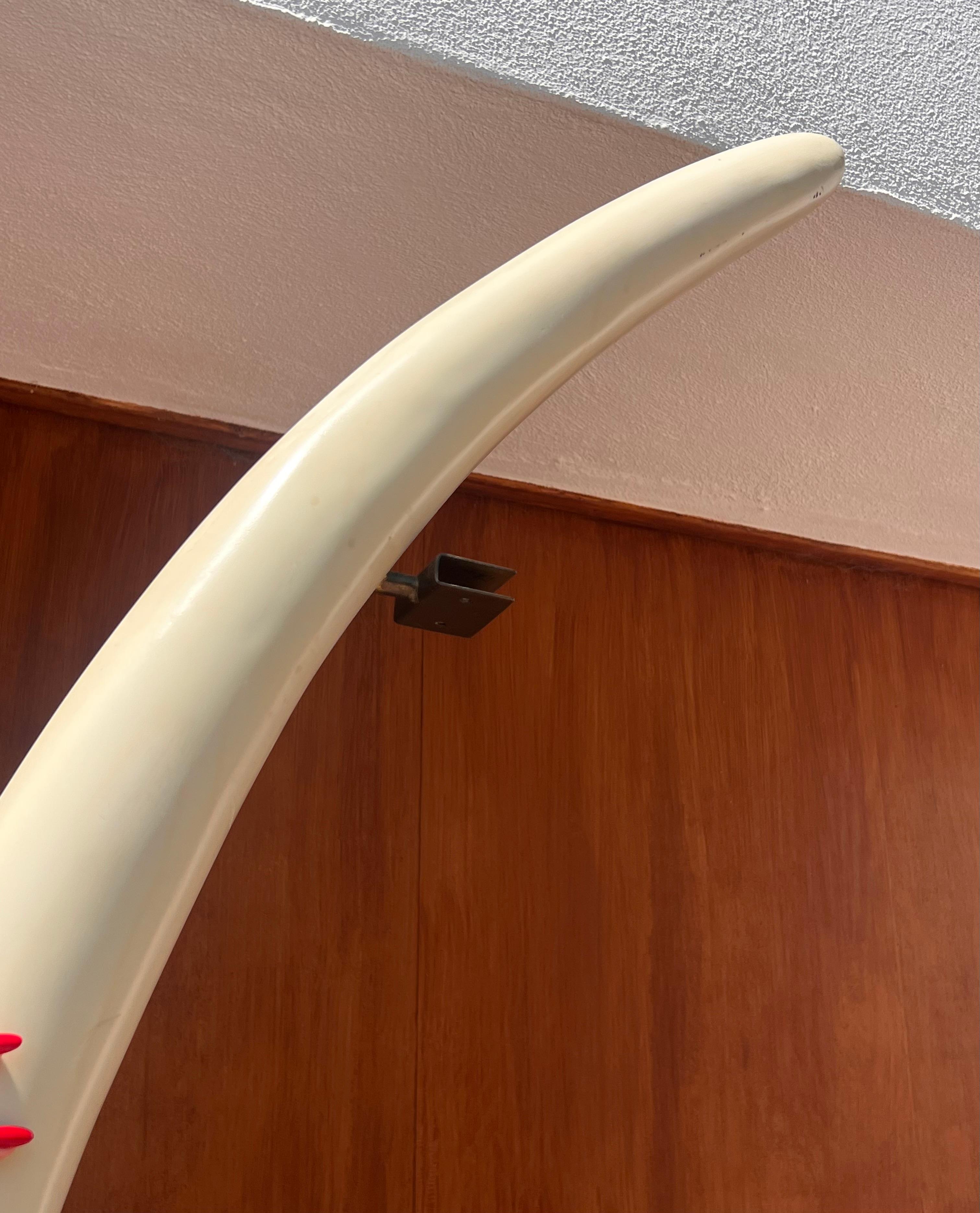 A large “éléphant tusk” étagère, circa 1960 In Good Condition In View Park, CA