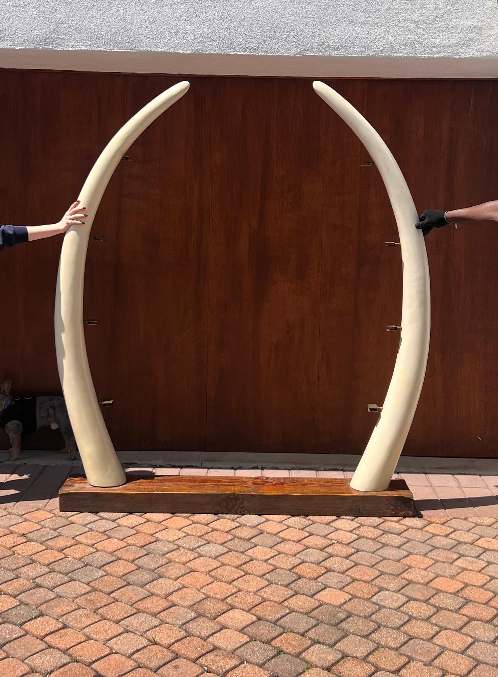 A large “éléphant tusk” étagère, circa 1960 1