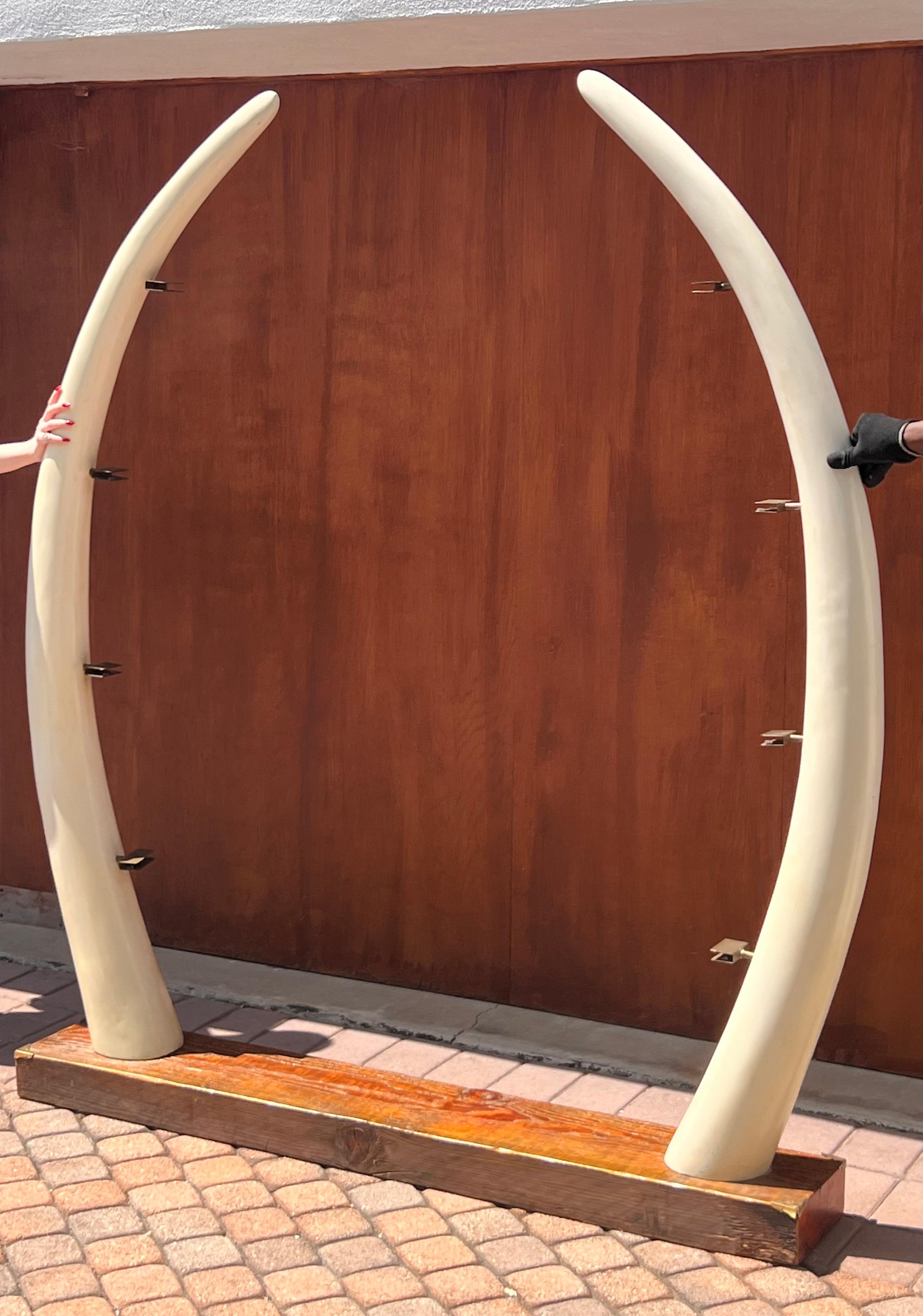 A large “éléphant tusk” étagère, circa 1960 2
