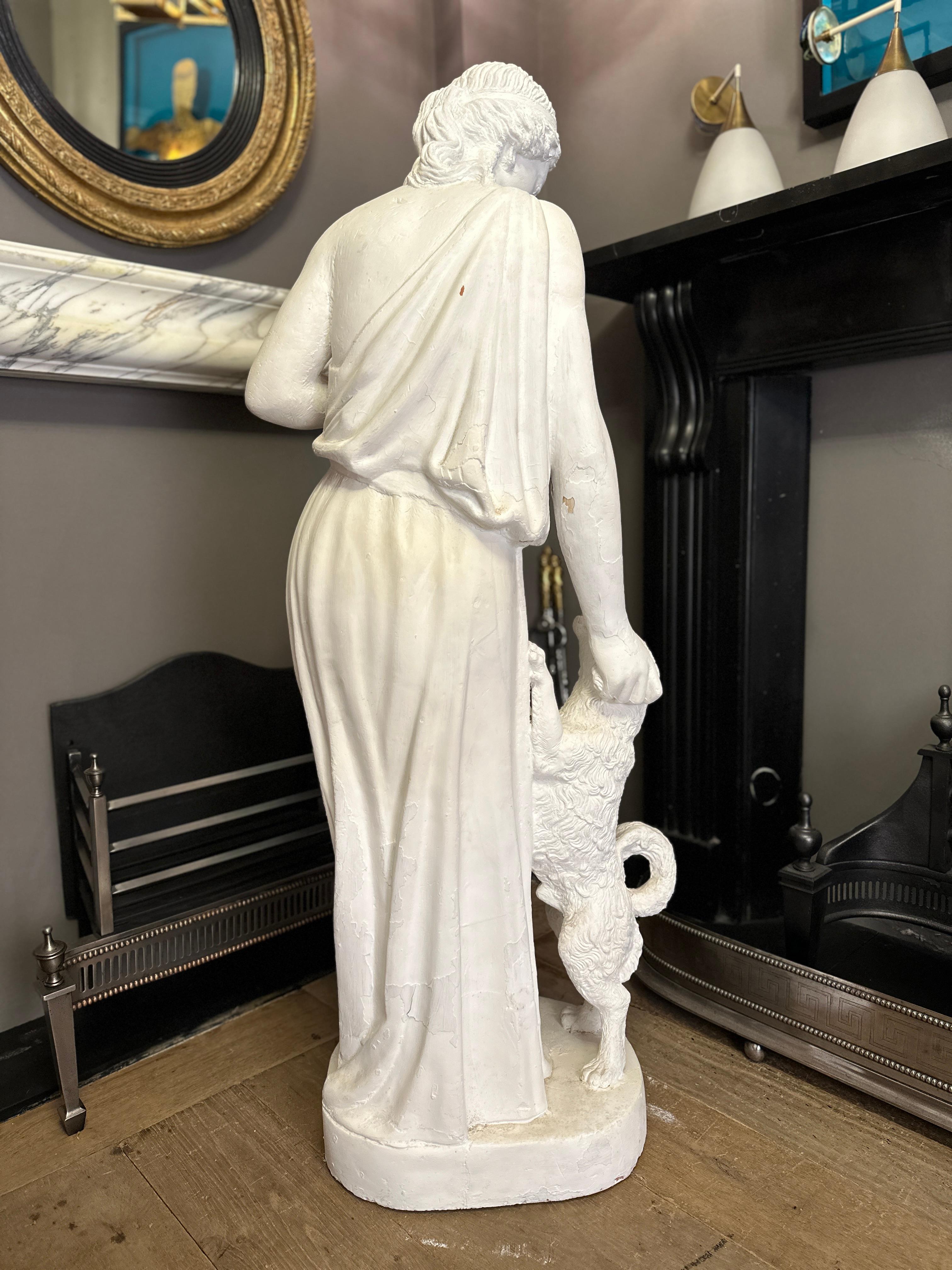 Eine große englische antike englische Gipsstatue „ Fidelity“ aus Gips  im Angebot 4
