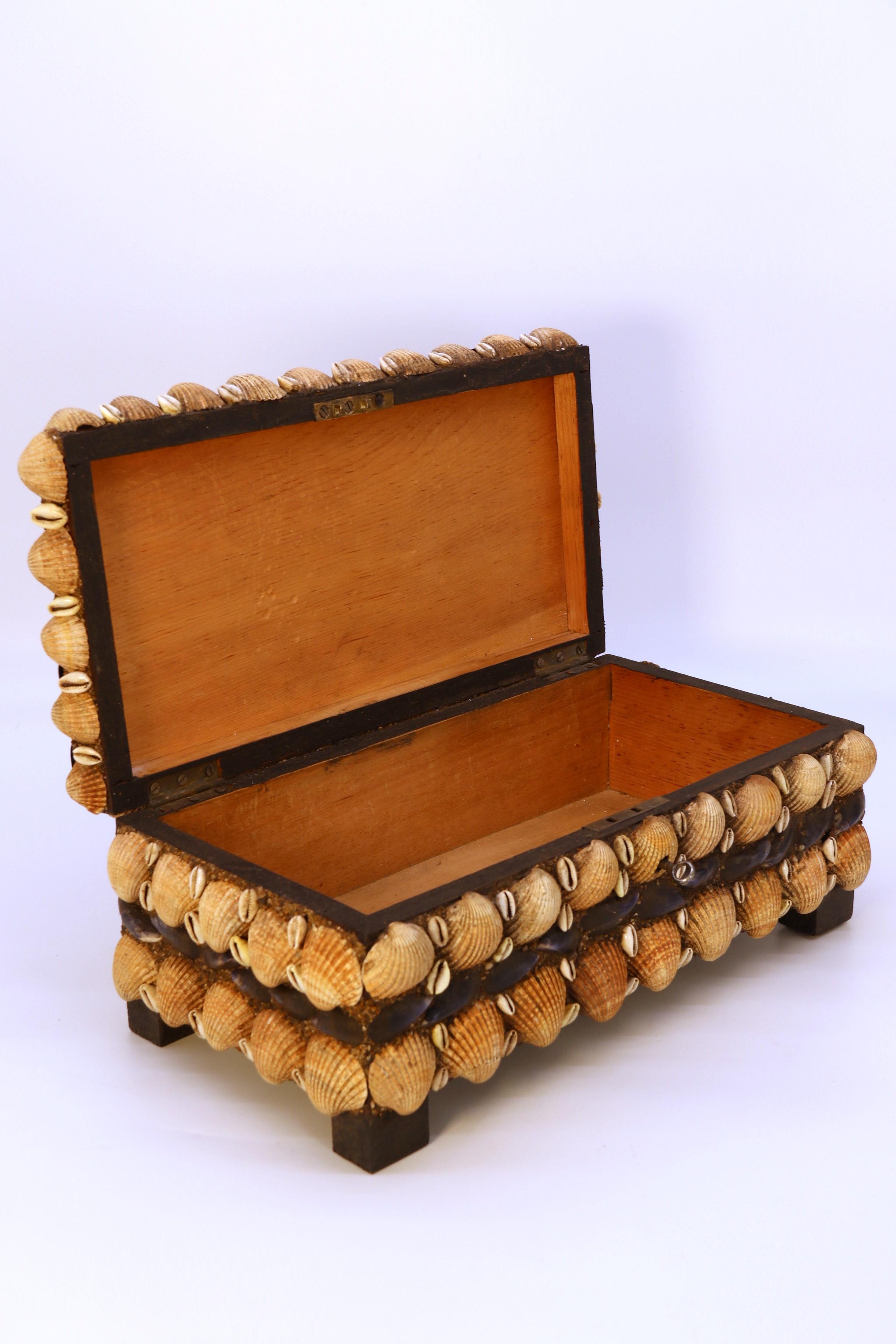 A large English early 20th century folk art shellwork box, circa 1930 For Sale 6