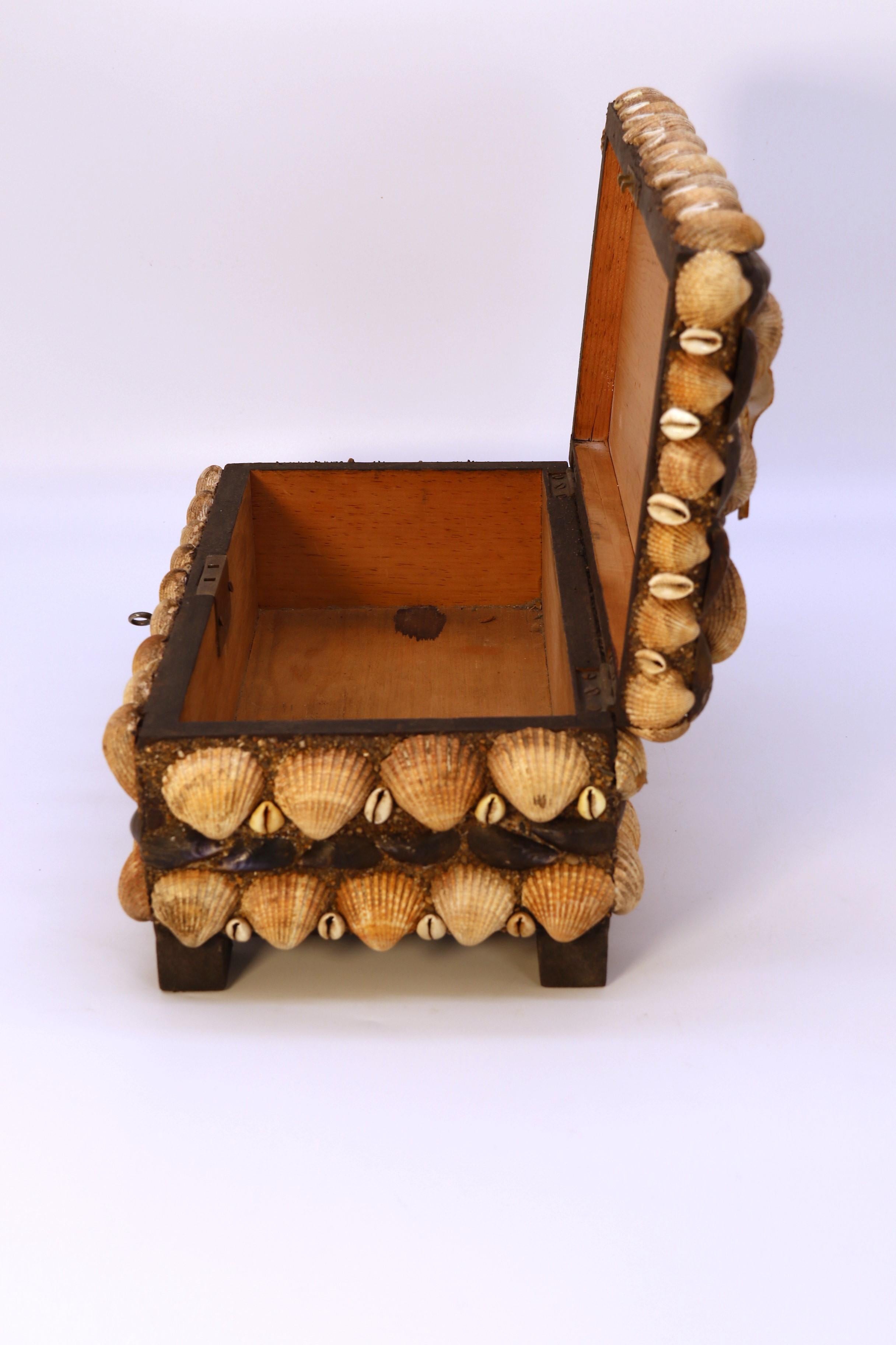 A large English early 20th century folk art shellwork box, circa 1930 For Sale 11