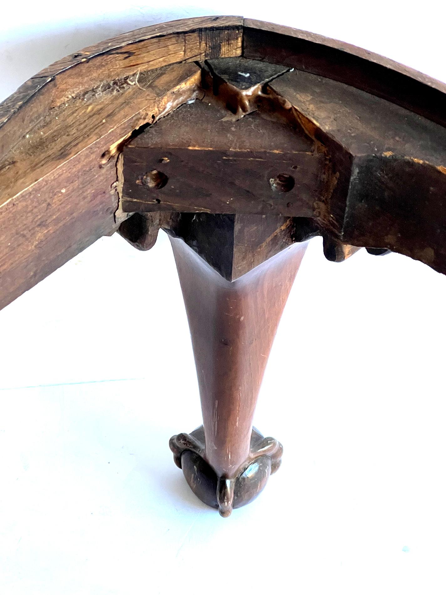 Un gran banco inglés Jorge II de nogal con patas talladas en venta 3