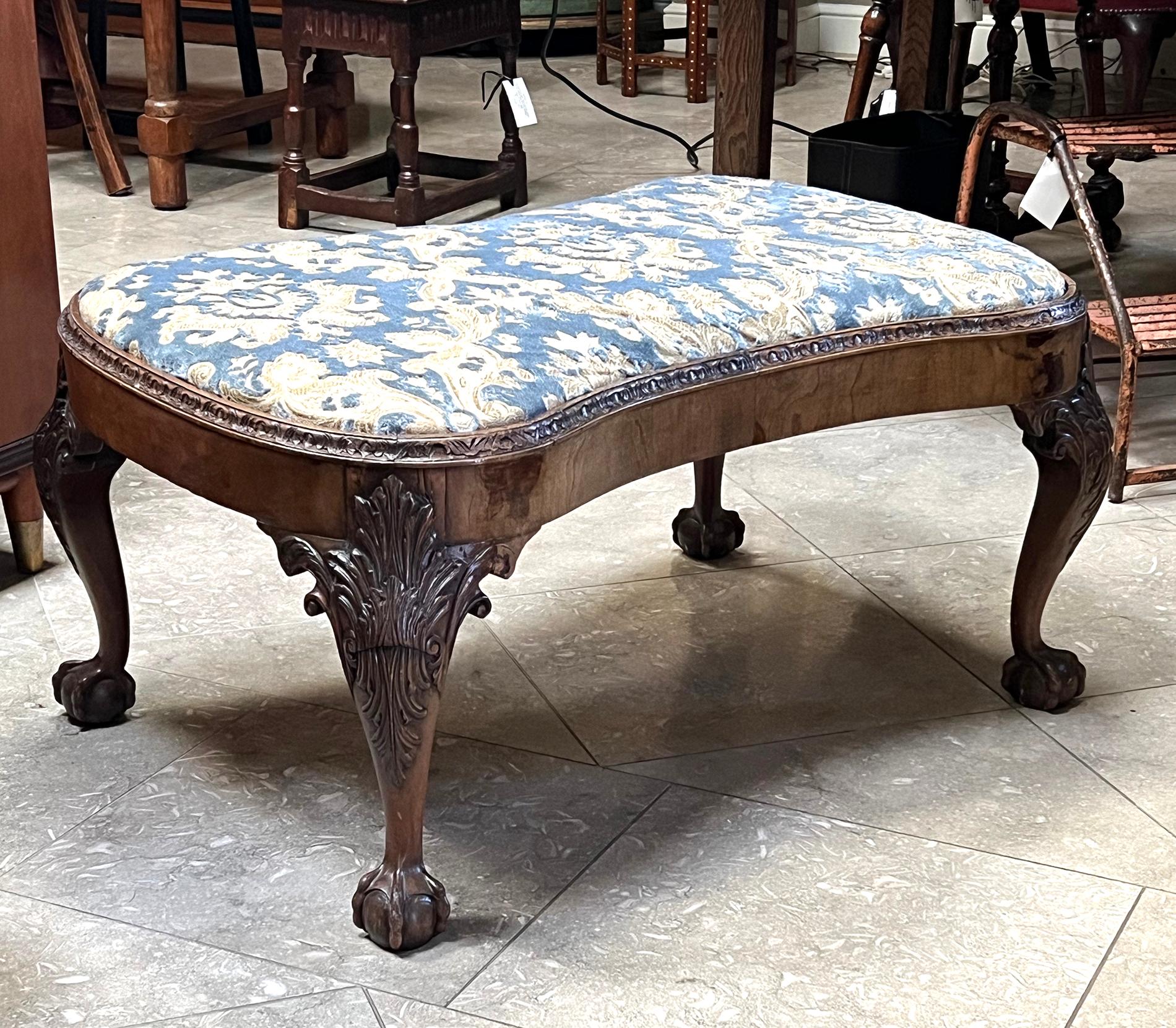 A Large English George II Walnut Bench with Carved Legs For Sale 8
