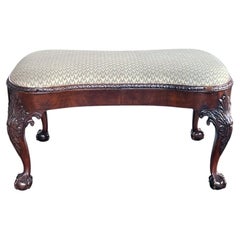 Große englische George II.-Bank aus Nussbaumholz mit geschnitzten Beinen