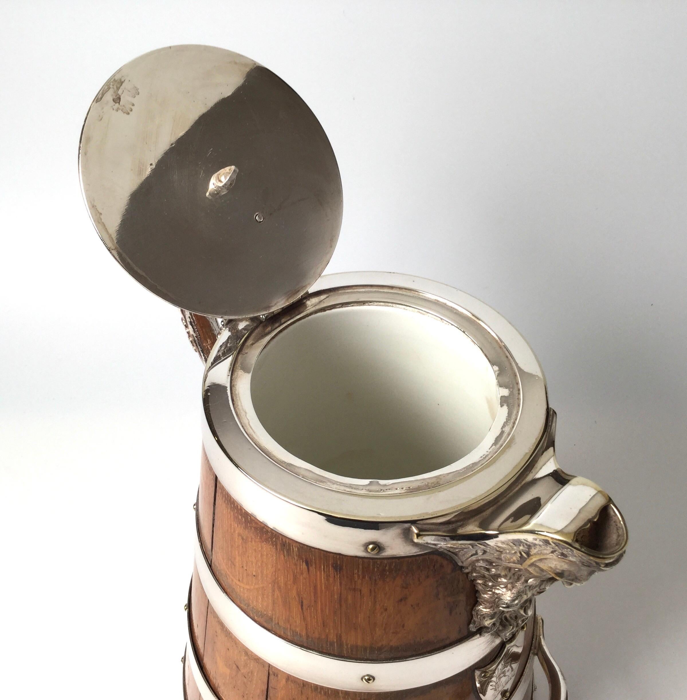 Großer Tankard-Krug aus englischer Eiche und versilbert, 1871-1907 im Zustand „Gut“ in Lambertville, NJ