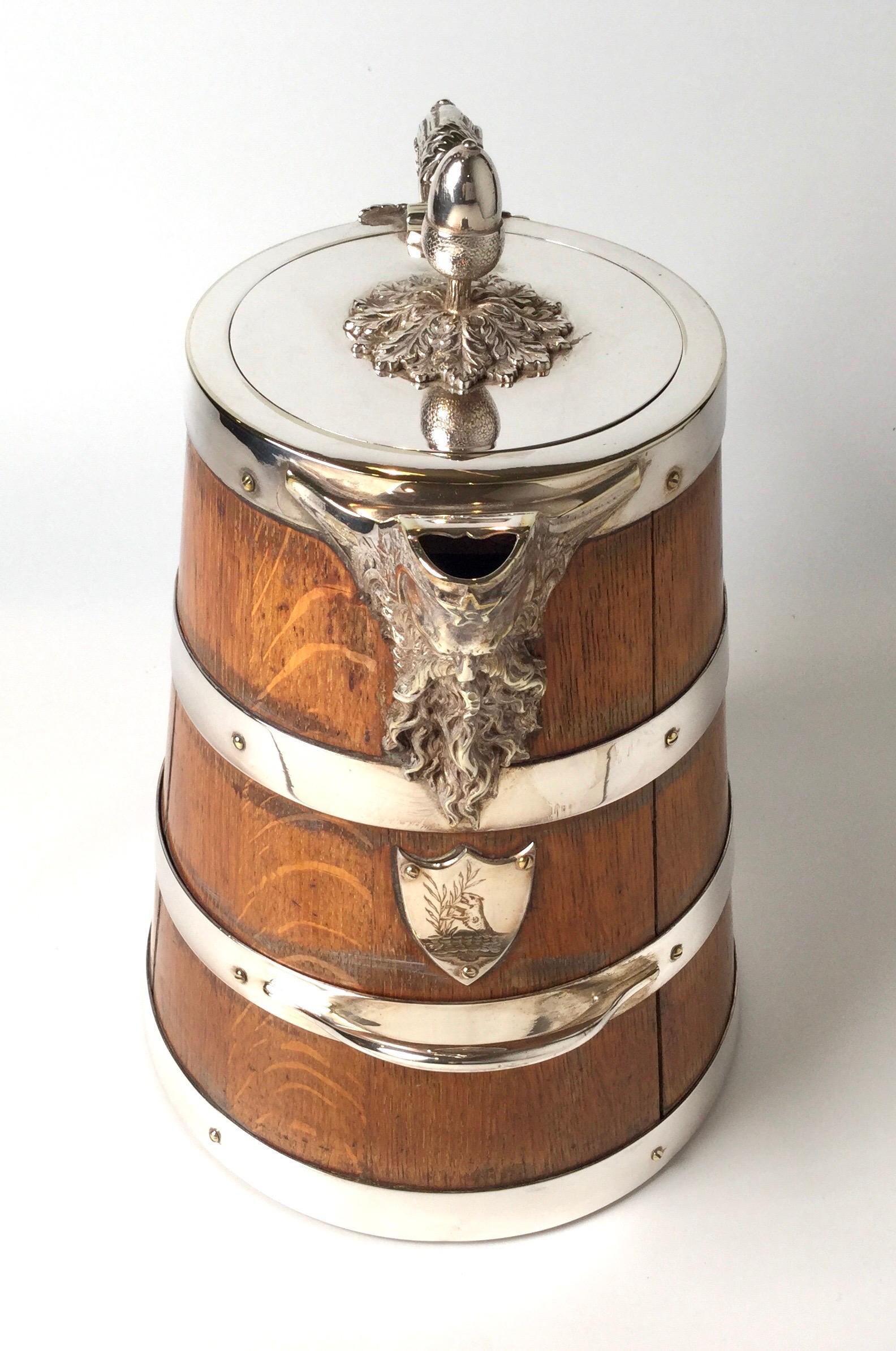 Großer Tankard-Krug aus englischer Eiche und versilbert, 1871-1907 (Versilberung)