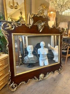 Una grande specchiera inglese Regency in legno dorato intagliato