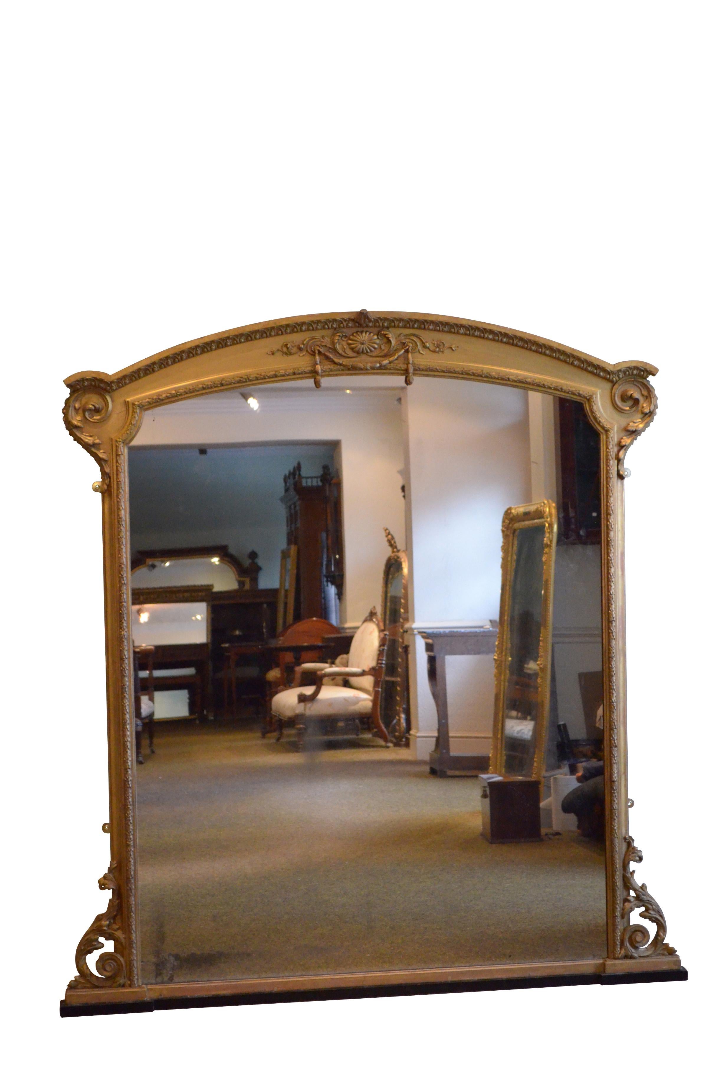 K0618 Gran espejo victoriano de madera dorada en forma de sobremantel o arco, con cristal original algo deteriorado y un brillo deseable, marco dorado con una cornisa moldeada y finamente tallada sobre un friso floral, hojas de laurel decorativas