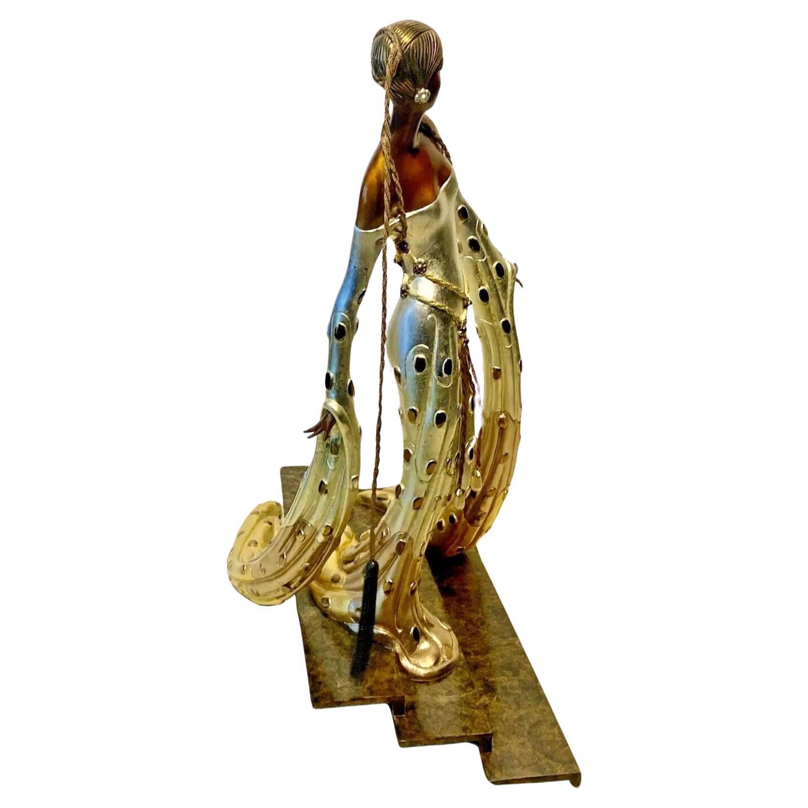 Esta exquisita escultura de bronce es un raro hallazgo para cualquier coleccionista de arte. 
Creada por el renombrado artista Erte, esta pieza se titula 