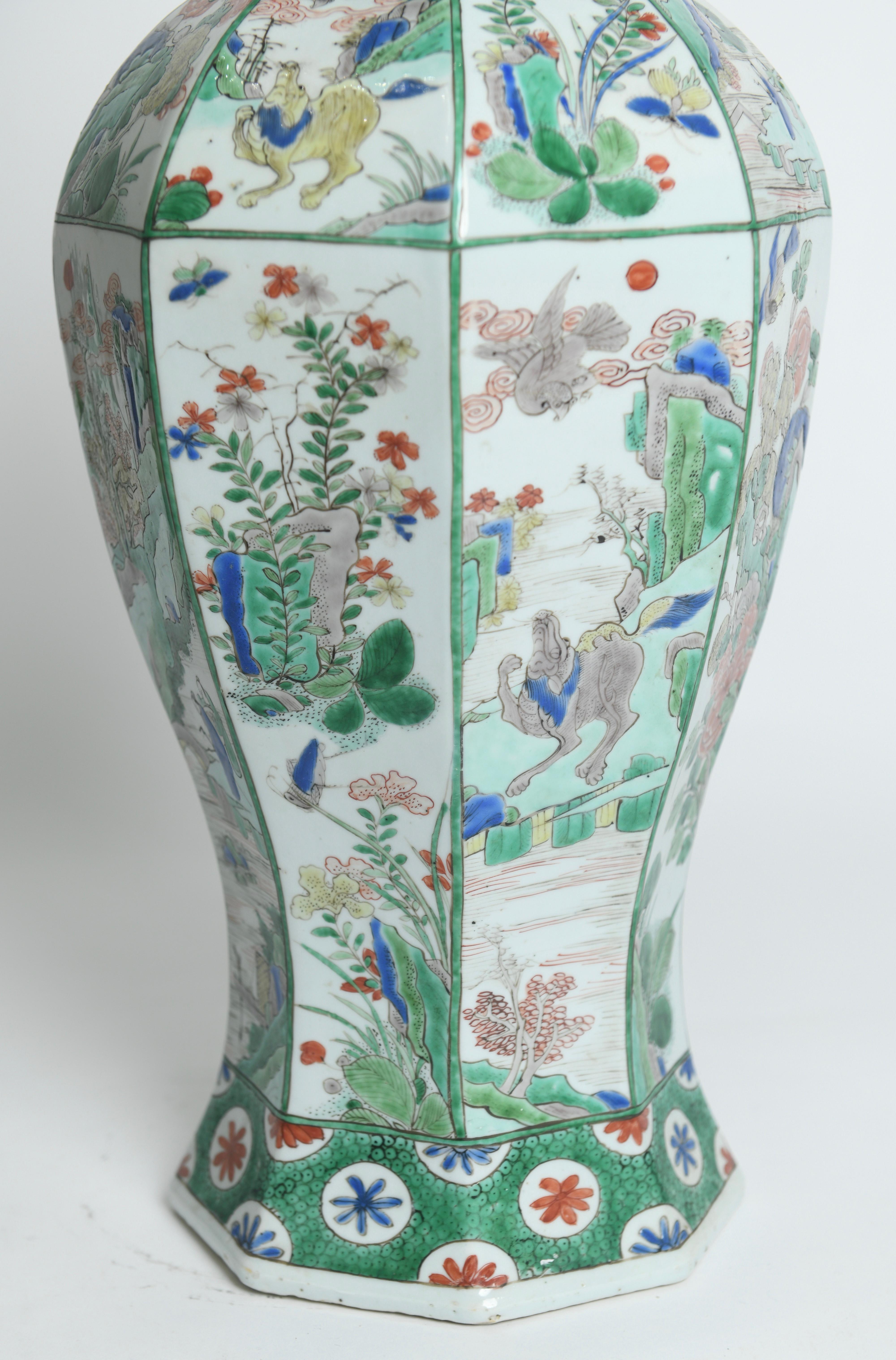 A LARGE FAMILLE VERTE OCTAGONAL BALUSTER VASE - China, KANGXI (1662-1722) In Fair Condition For Sale In TOULON, FR