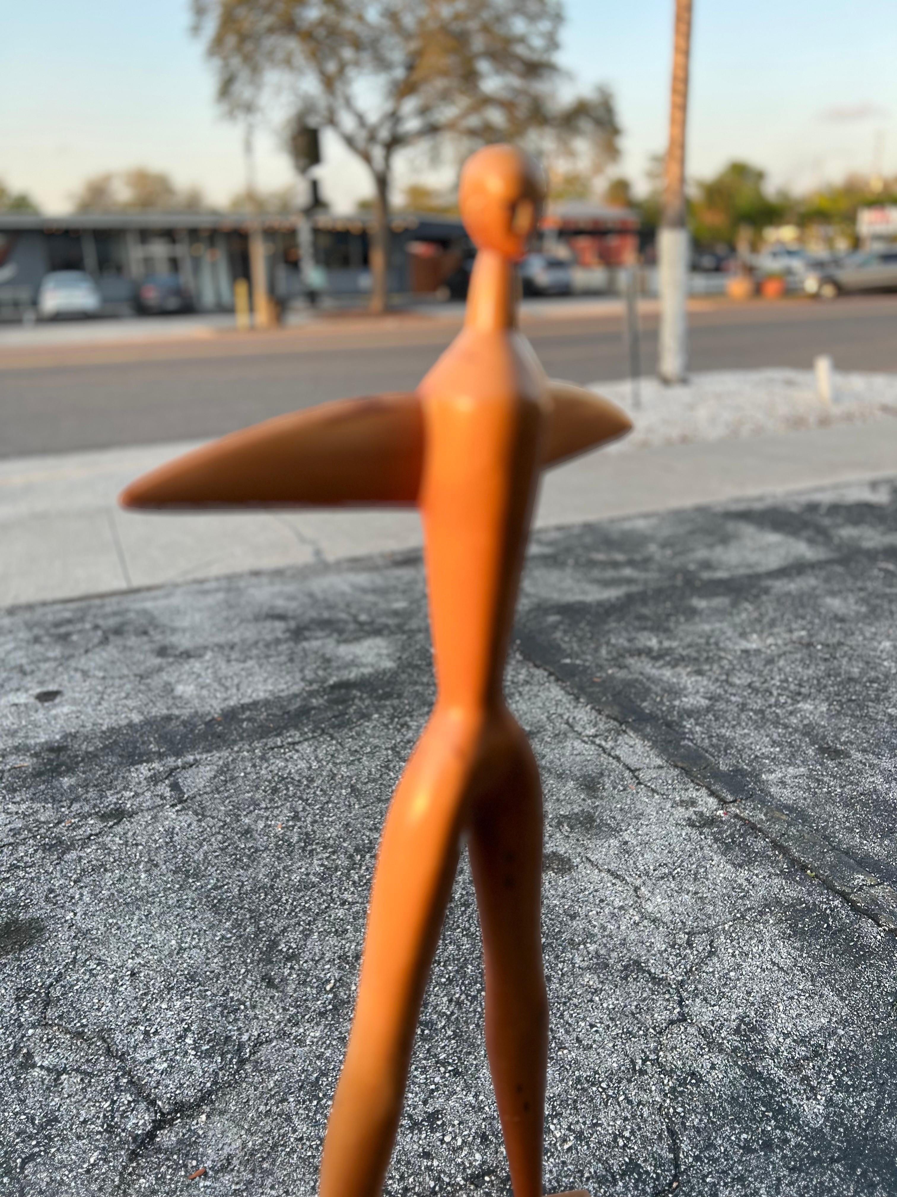 Una gran escultura figurativa de Manuel Pereira da Silva 1979 Pino en venta
