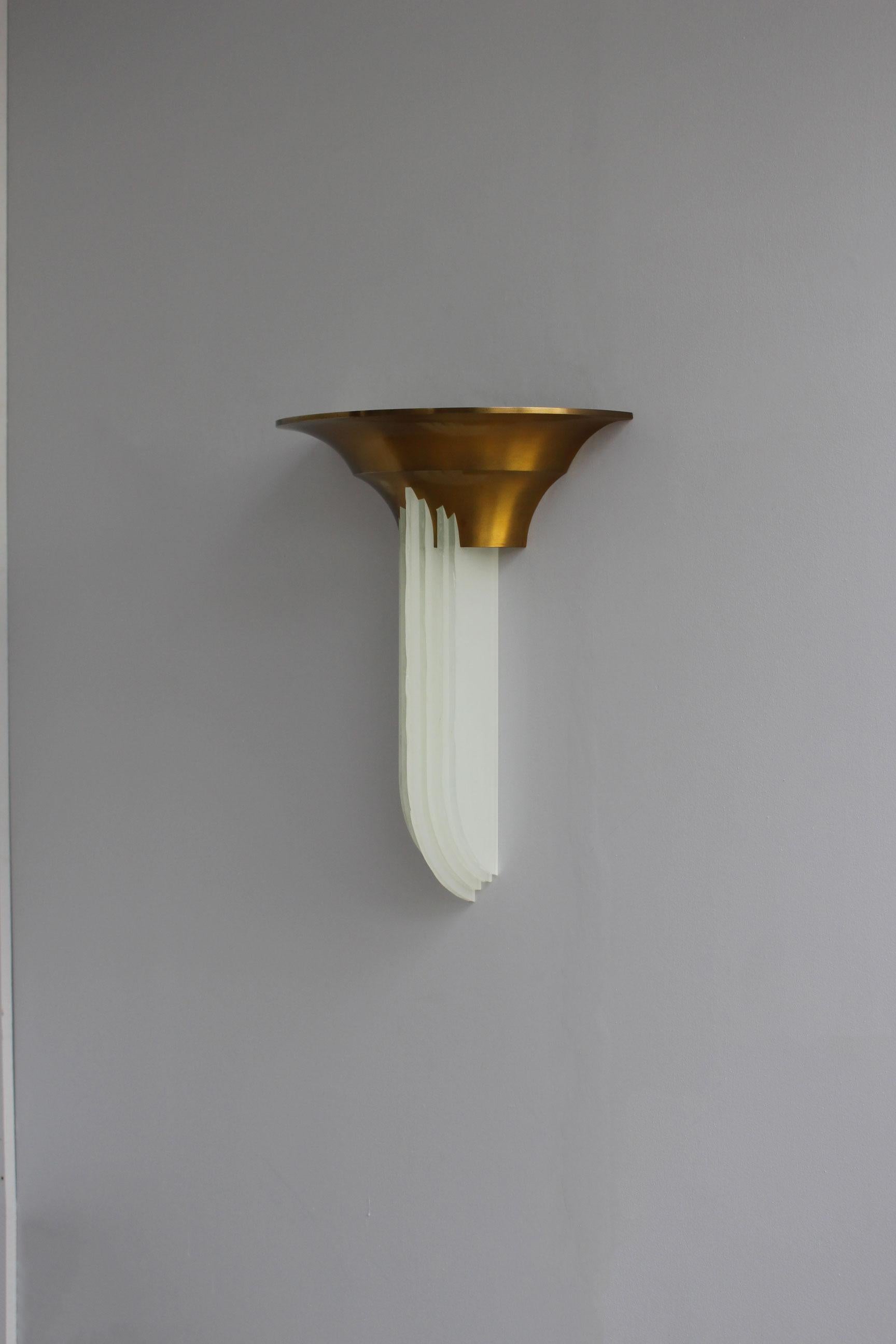 Large Fine French Art Deco Bronze Sconce with Cascading Glass Slabs by Perzel In Good Condition For Sale In Long Island City, NY