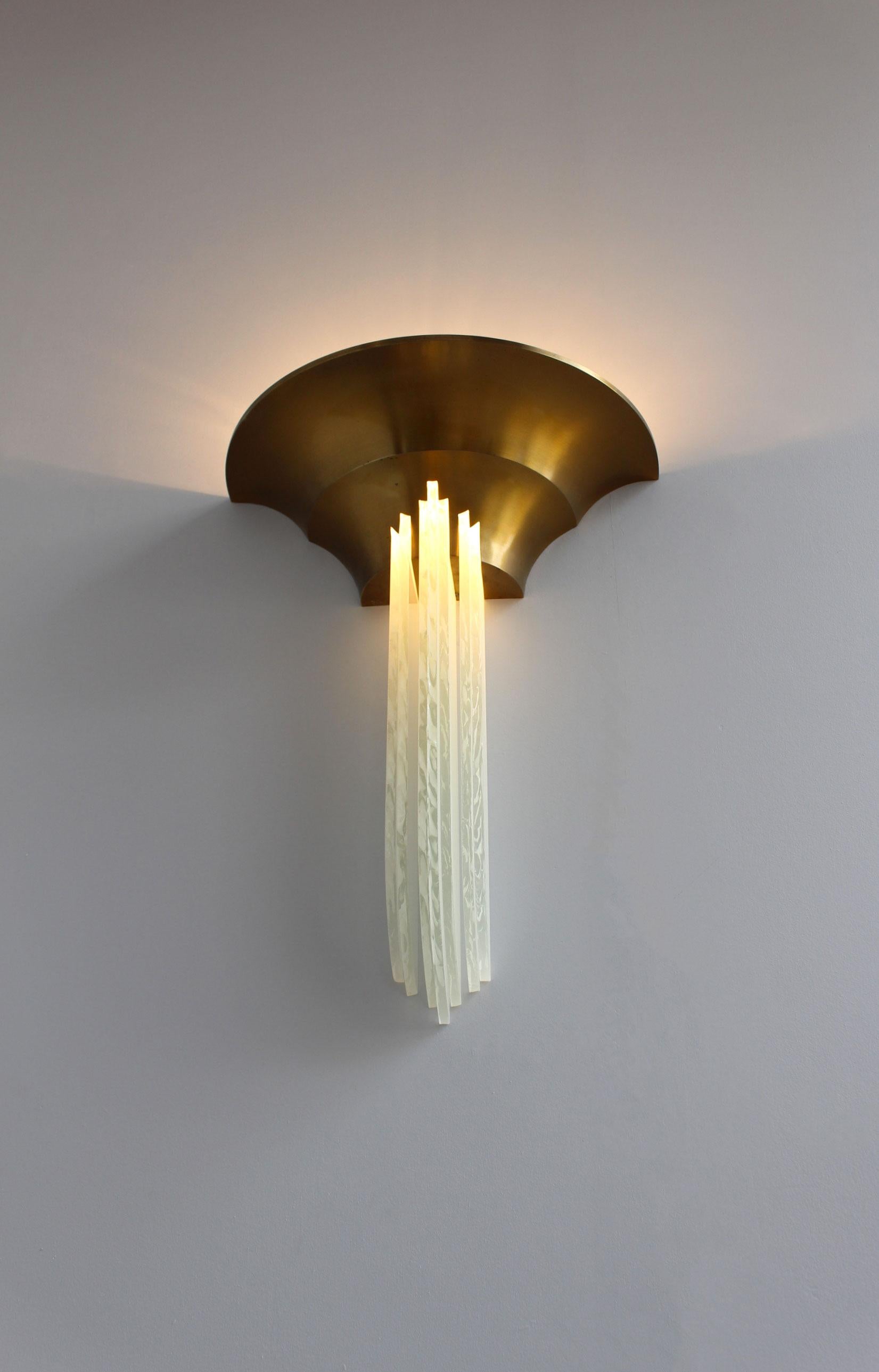 Large Fine French Art Deco Bronze Sconce with Cascading Glass Slabs by Perzel For Sale 3