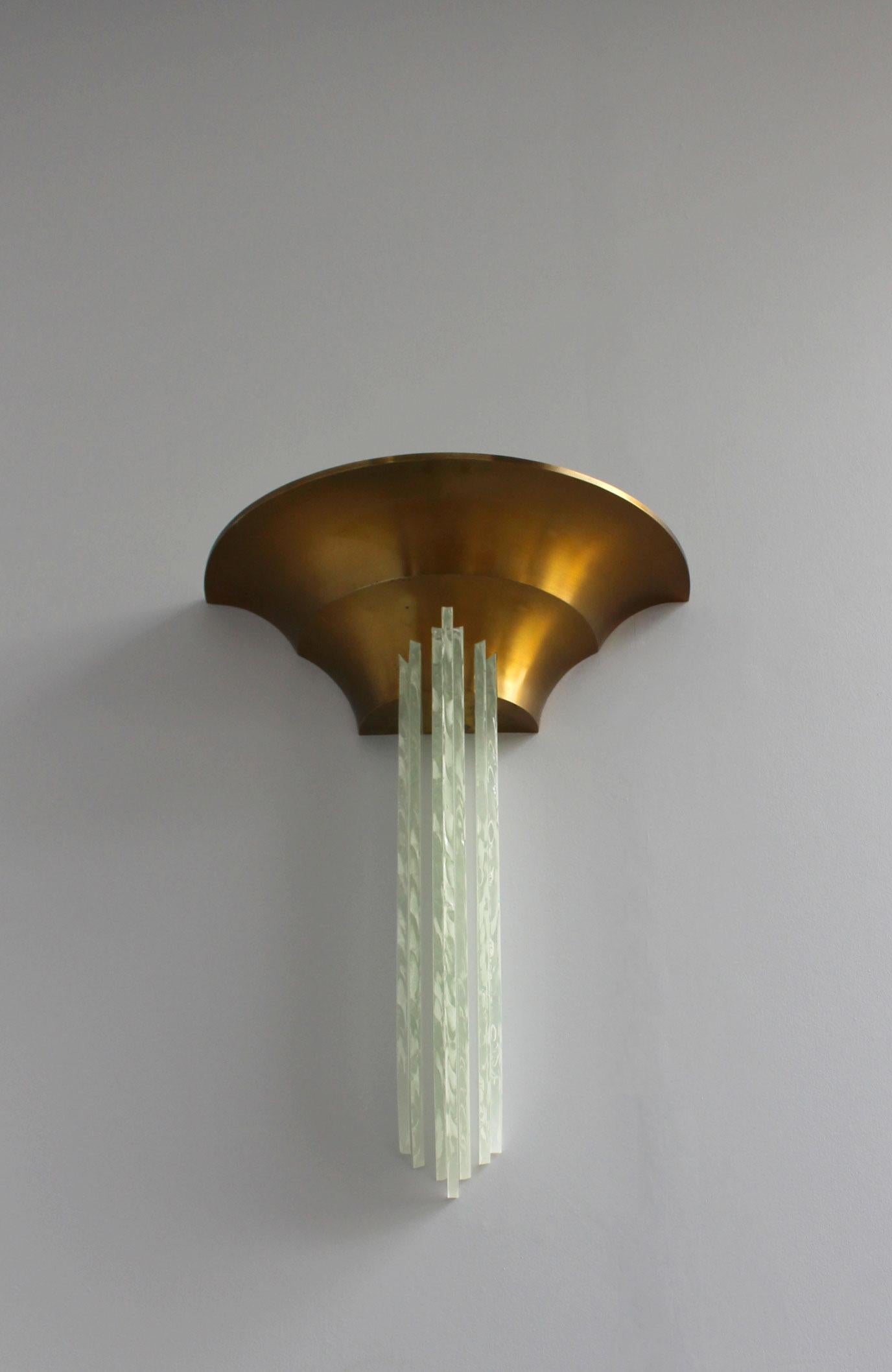 Large Fine French Art Deco Bronze Sconce with Cascading Glass Slabs by Perzel For Sale 4