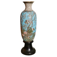 Un grand vase en cloisonné japonais de la période Meiji sur pied.