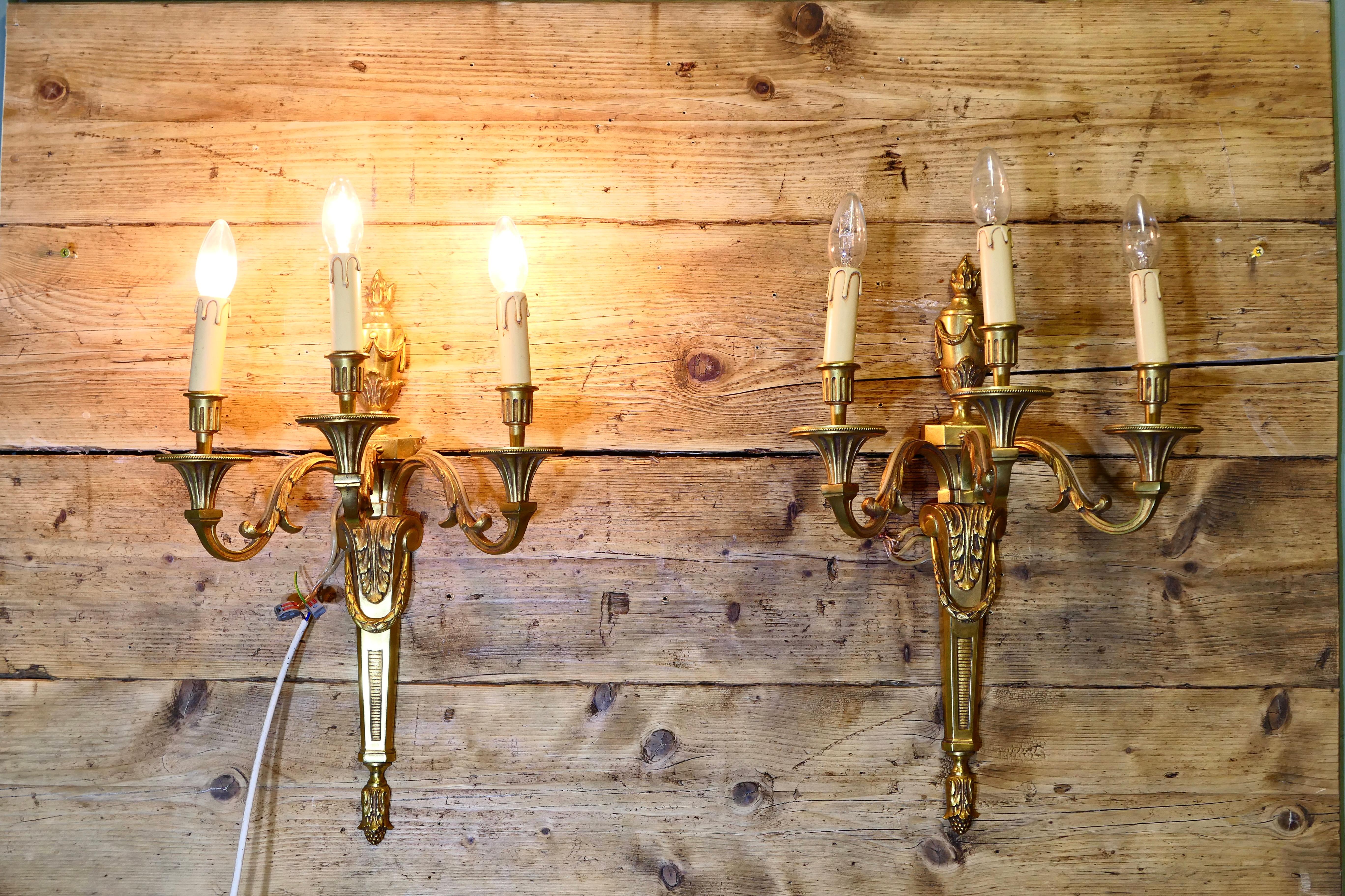 Paire d'appliques en laiton de style néoclassique français de grande qualité

Une très belle paire et une paire de murs de grande qualité  les lampes ont été fabriquées en France au début du 20e siècle dans le style classique avec des guirlandes et
