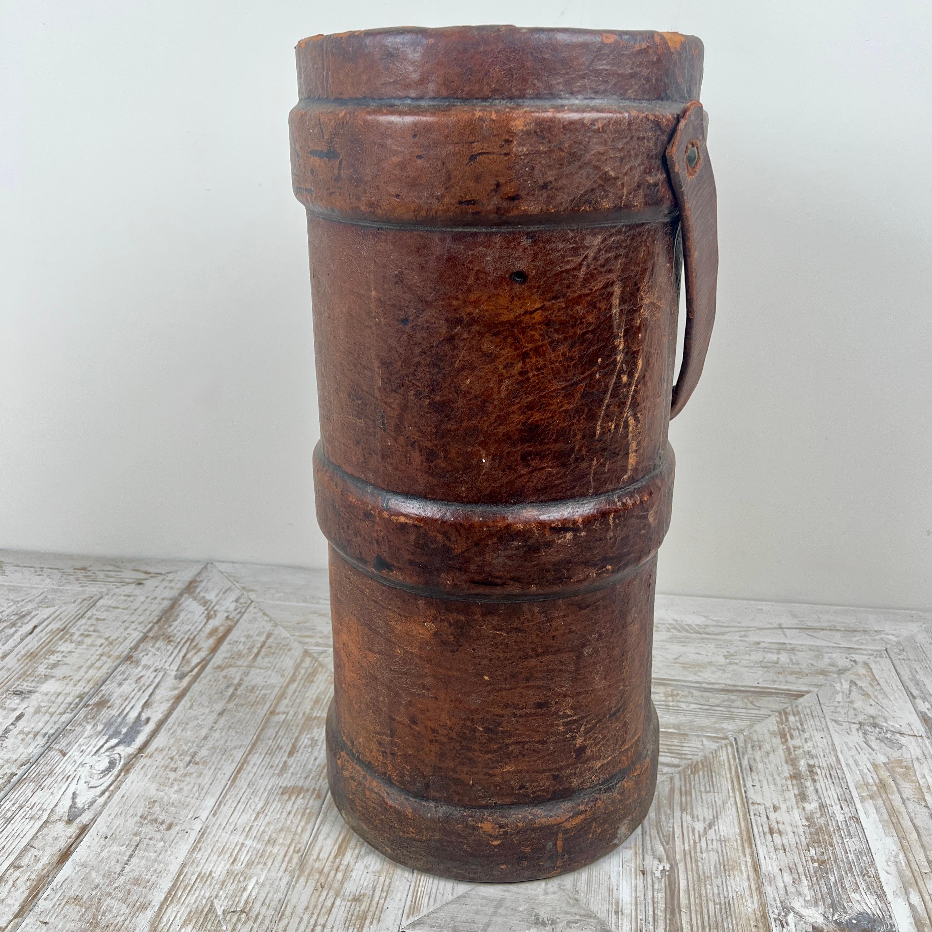 Ein großer lederner Muschelträger-Ständer aus dem Ersten Weltkrieg (Edwardian) im Angebot