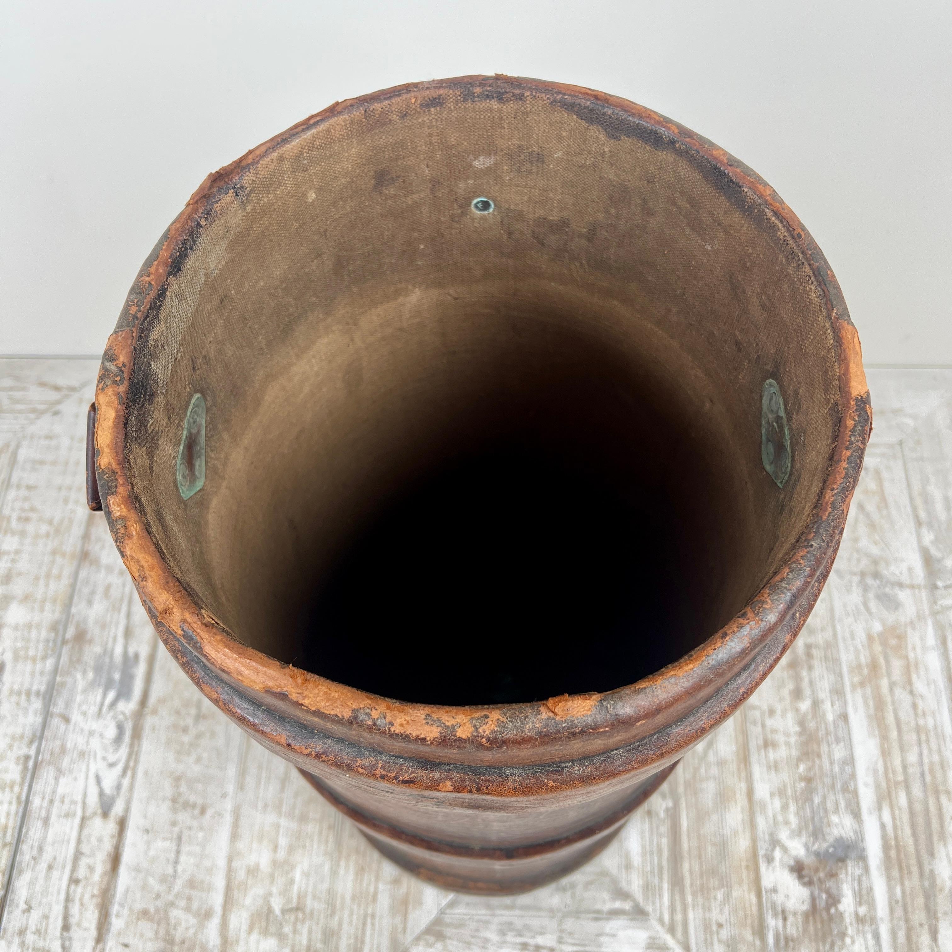 Ein großer lederner Muschelträger-Ständer aus dem Ersten Weltkrieg im Zustand „Gut“ im Angebot in London, GB