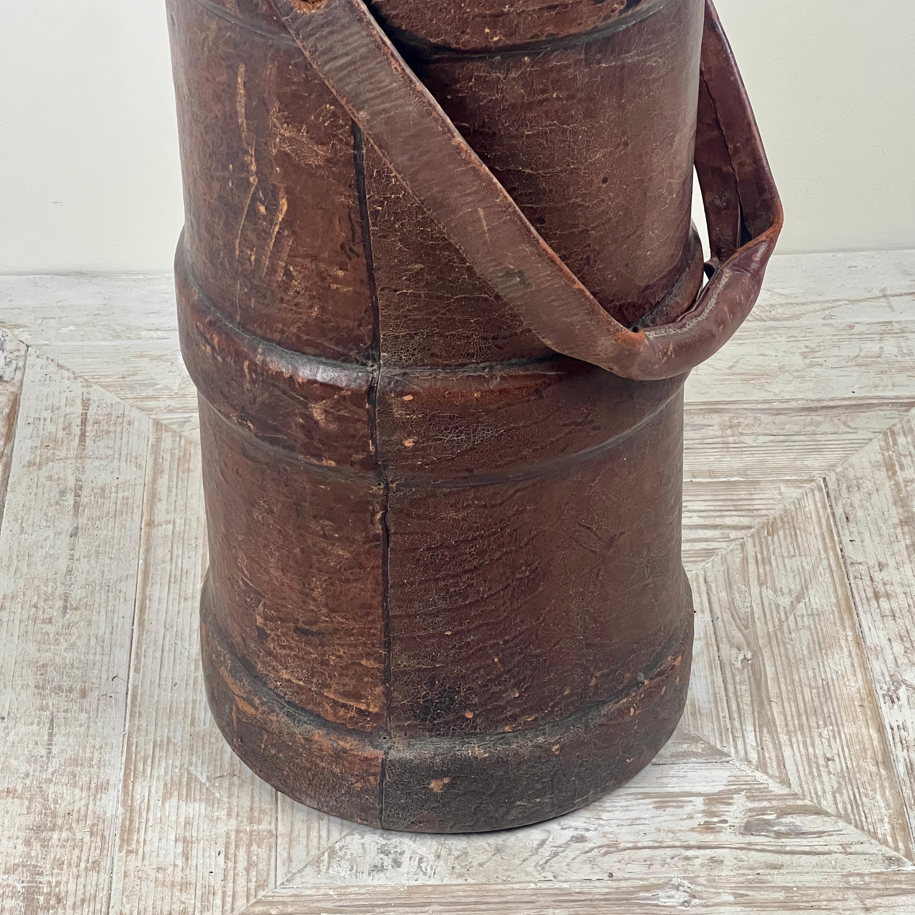 Ein großer lederner Muschelträger-Ständer aus dem Ersten Weltkrieg (20. Jahrhundert) im Angebot